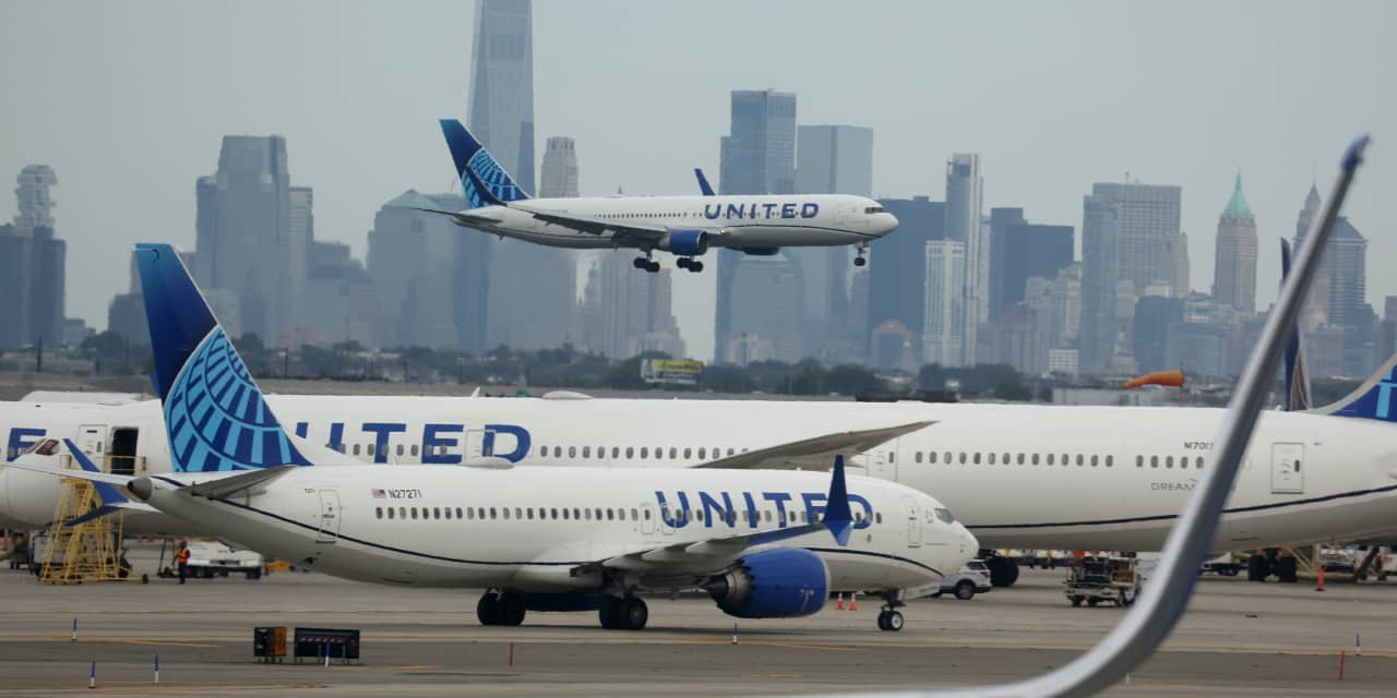 United Airlines Stock Soars, Earnings Smash Expectations. Revenue Hit a Record.