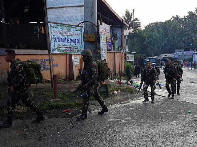 AFP: Snipers and IEDs impede movement of troops in Marawi | GMA News Online