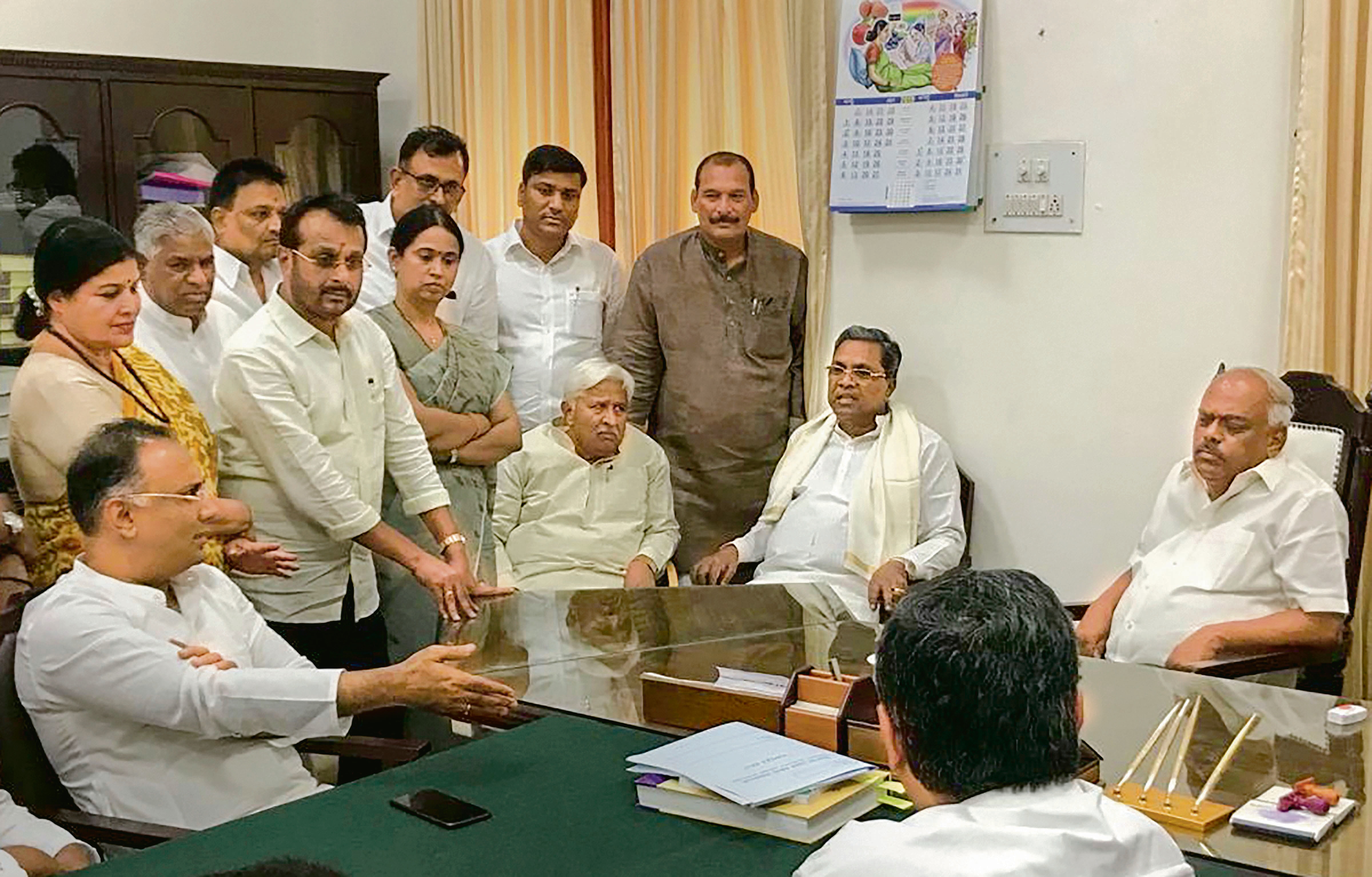 Cong-JD(S) get more time as Karnataka speaker seeks to examine resignations