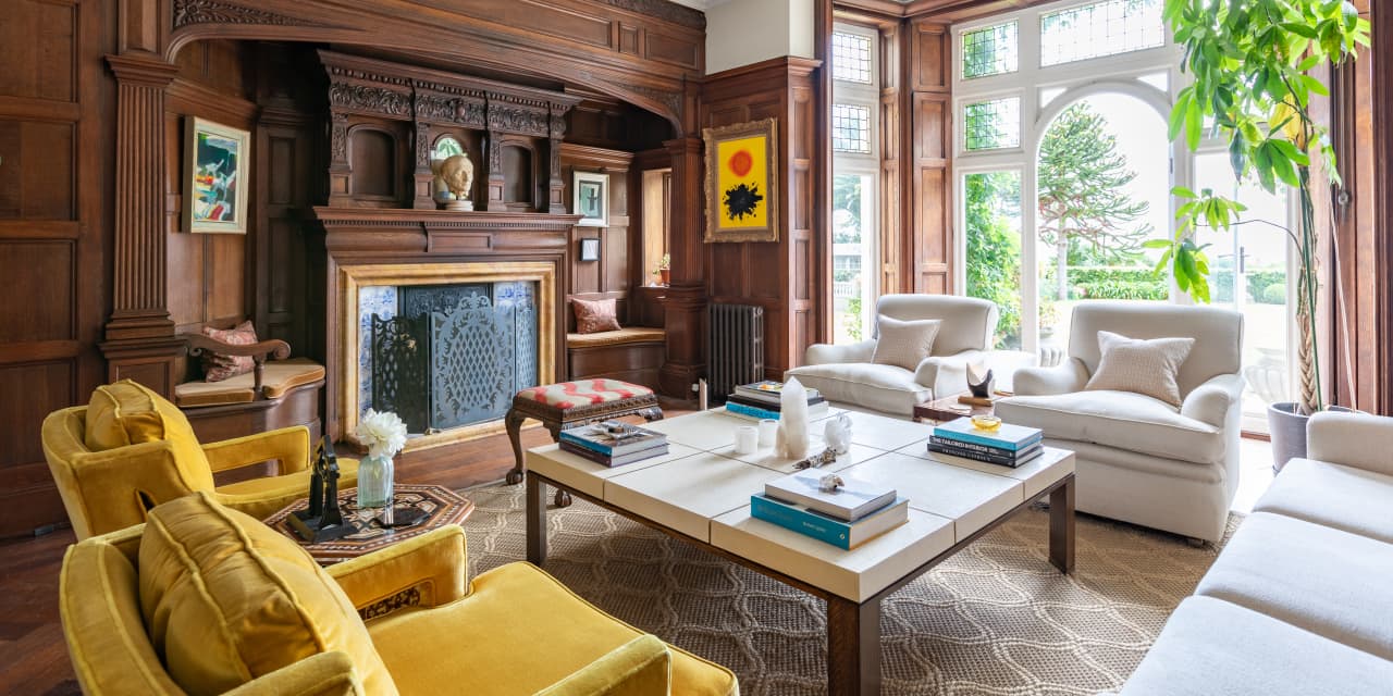 A Decaying Period Home on the English Channel Became a Peaceful Seaside Retreat - Mansion Global