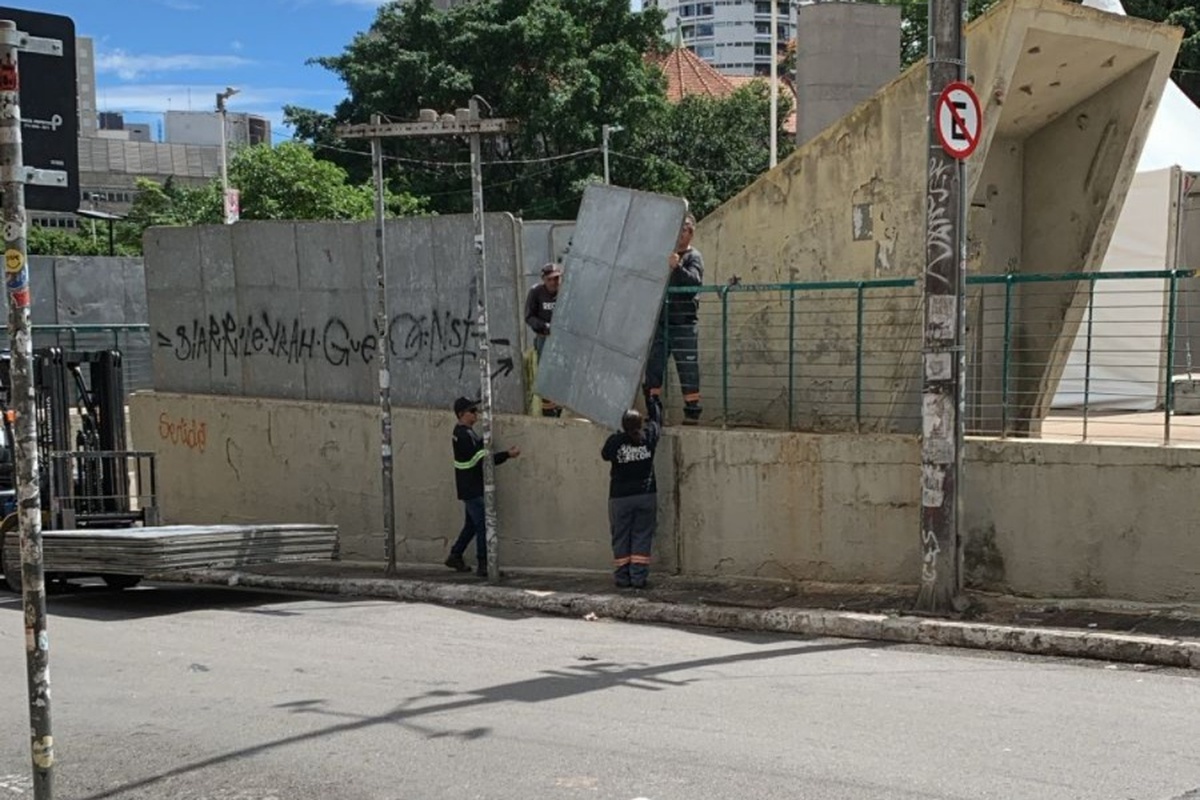 Prefeitura de SP recua e tira tapumes da Rooselvet para o Carnaval