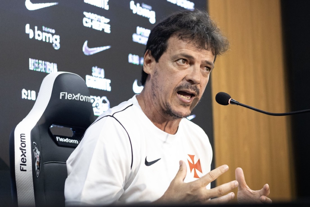 Fernando Diniz discute com repórter após derrota do Vasco