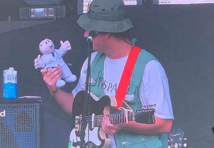 Estos son los artistas a los que han `golpeado´ con un peluche del Dr. Simi