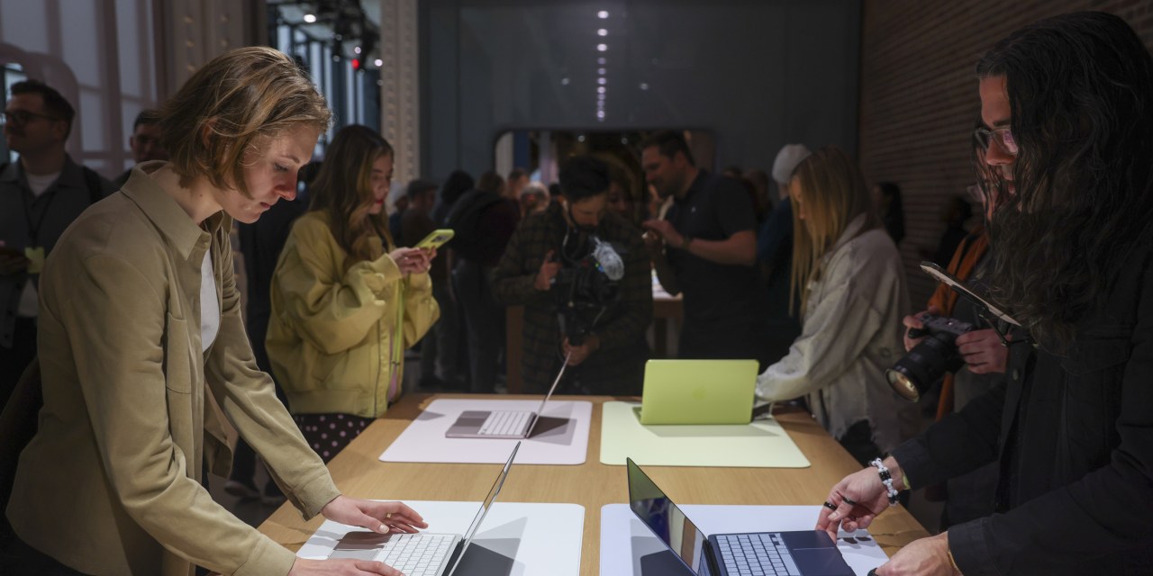 Apple Uses Low Prices to Attack Rivals During Memory-Chip Crunch - WSJ