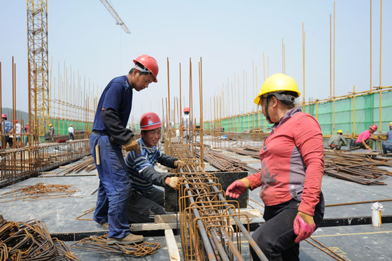 China’s Migrant Workers Staying Closer to Home - Caixin Global