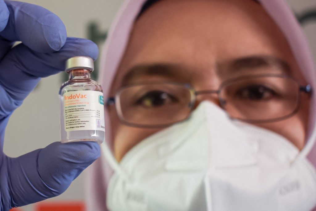 Govt to stop paying for COVID-19 treatments, vaccines on Sept. 1 - Society - The Jakarta Post