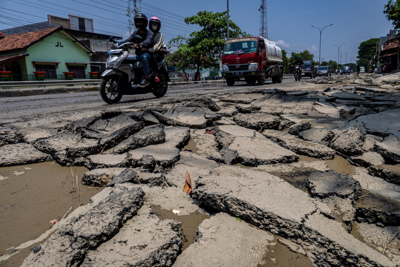 Central Java ramps up road repairs ahead of Idul Fitri holiday - Archipelago - The Jakarta Post