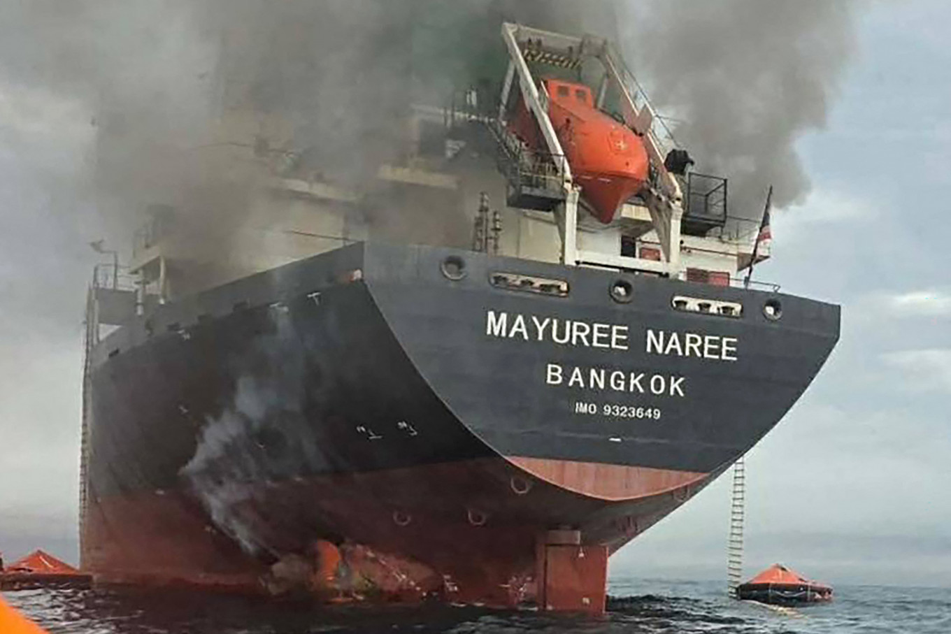Trump and Iran signal no quick end to war as tankers burn in Iraqi waters - Middle East and Africa - The Jakarta Post