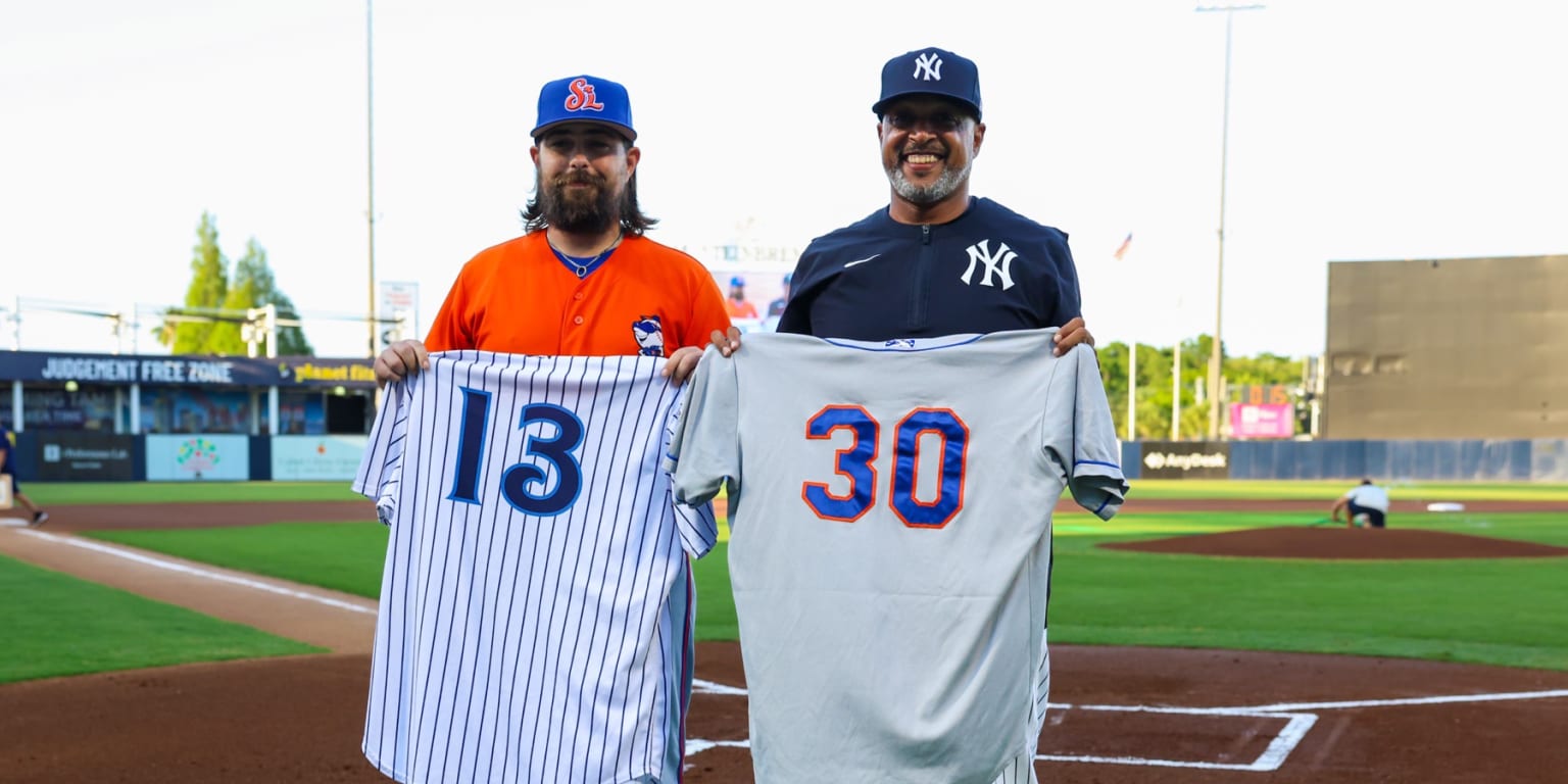 Great Britain coaches exchange jerseys in Minor League doubleheader