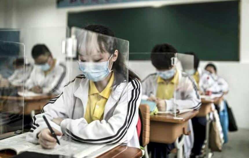 Covid-19: alunos chineses voltam às aulas com pulseira que detecta febre - Olhar Digital