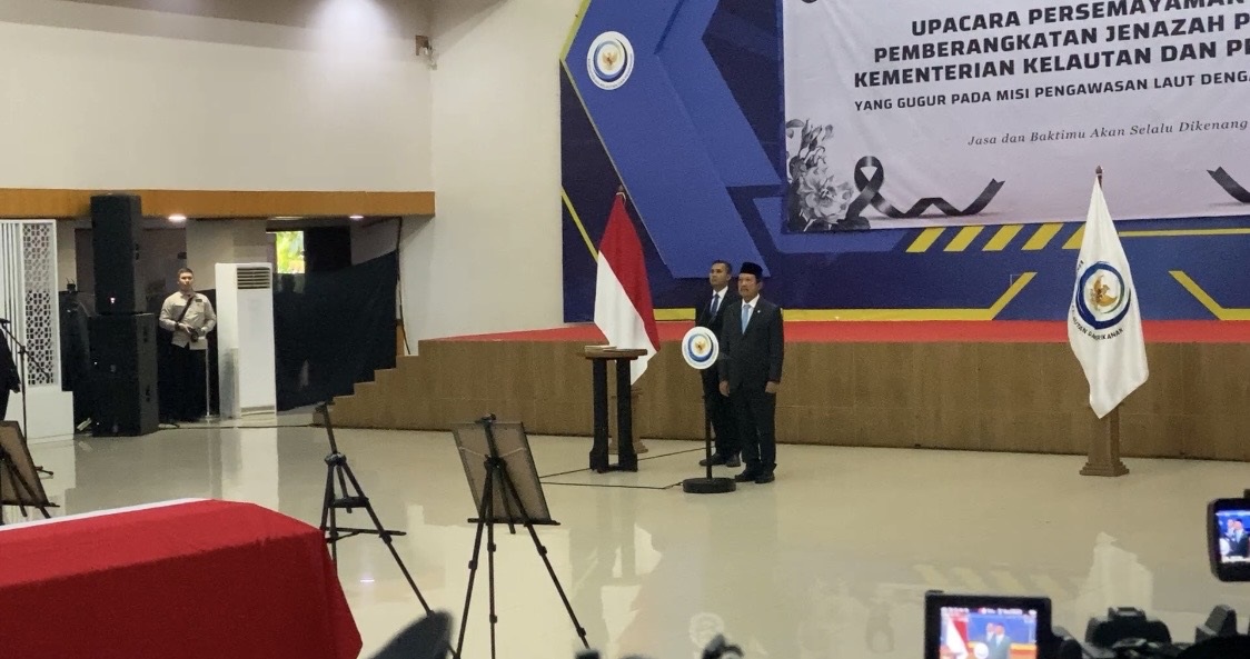 Menteri KKP Pingsan saat Jenazah Korban Pesawat ATR Diserahkan ke Negara : Okezone News