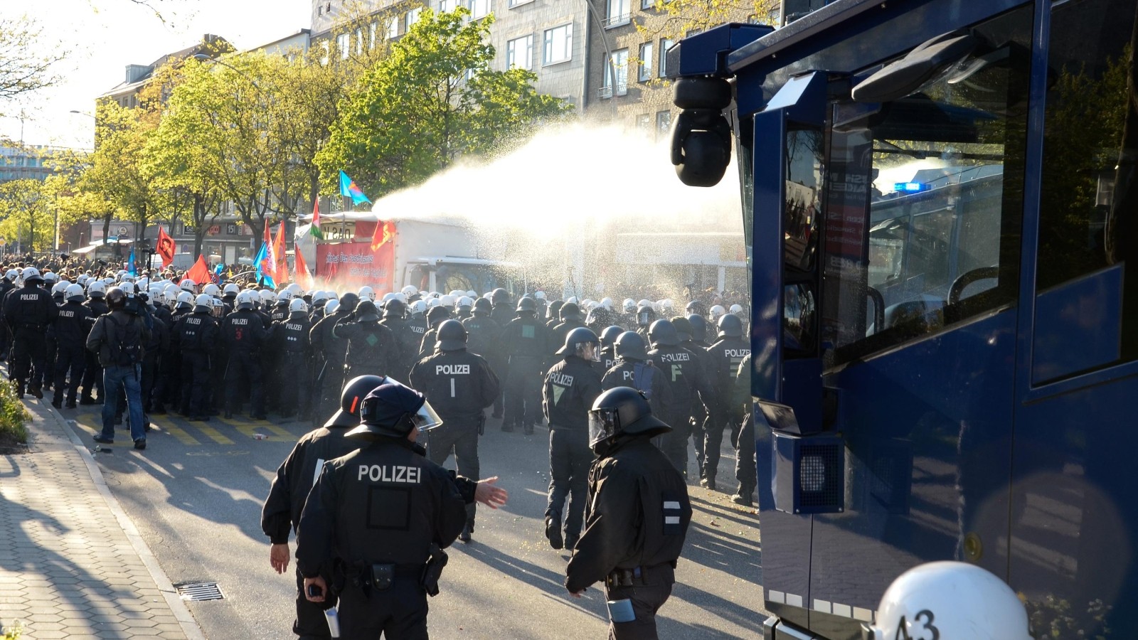 21 Festnahmen und 34 verletzte Polizisten bei Krawallnacht