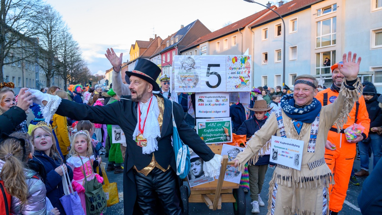 Tausende feiern beim 152. Rosenmontagszug in Kupferdreh