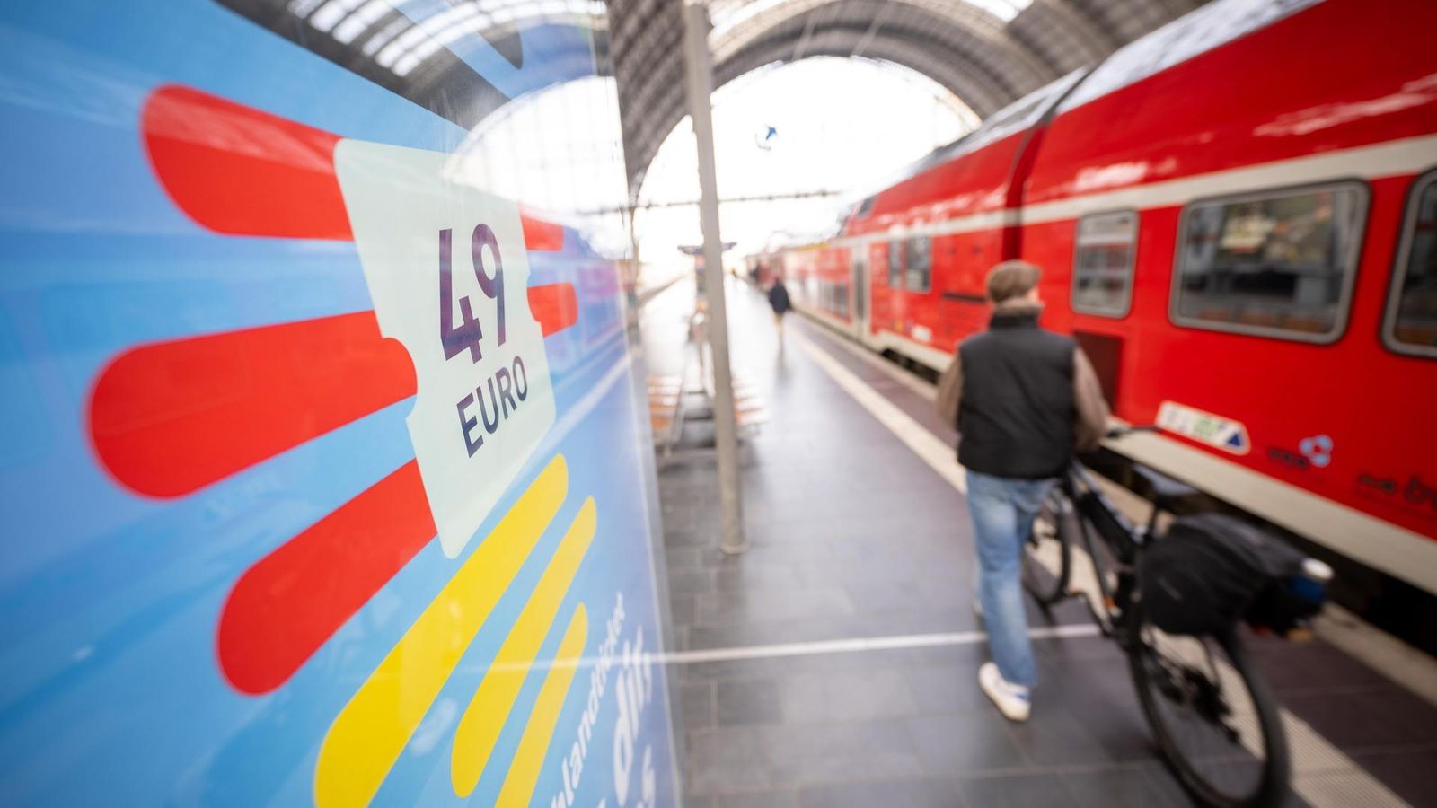 Deutschlandticket: Streit um 49€-Ticket – Sozialverband mit drastischer Forderung