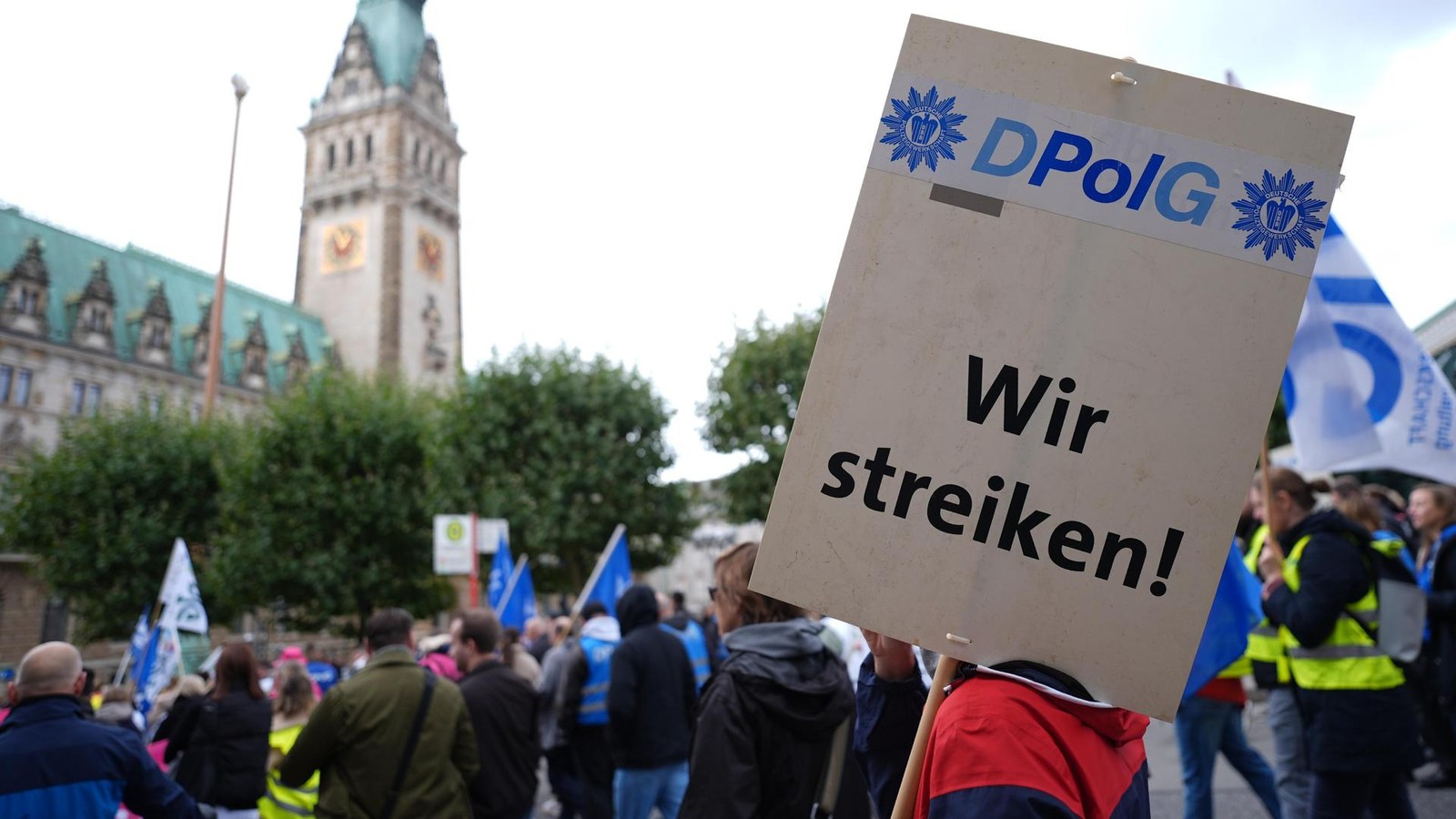 Warnstreik: Hamburgs Polizisten gehen für 300 Euro mehr im Monat auf die Straße
