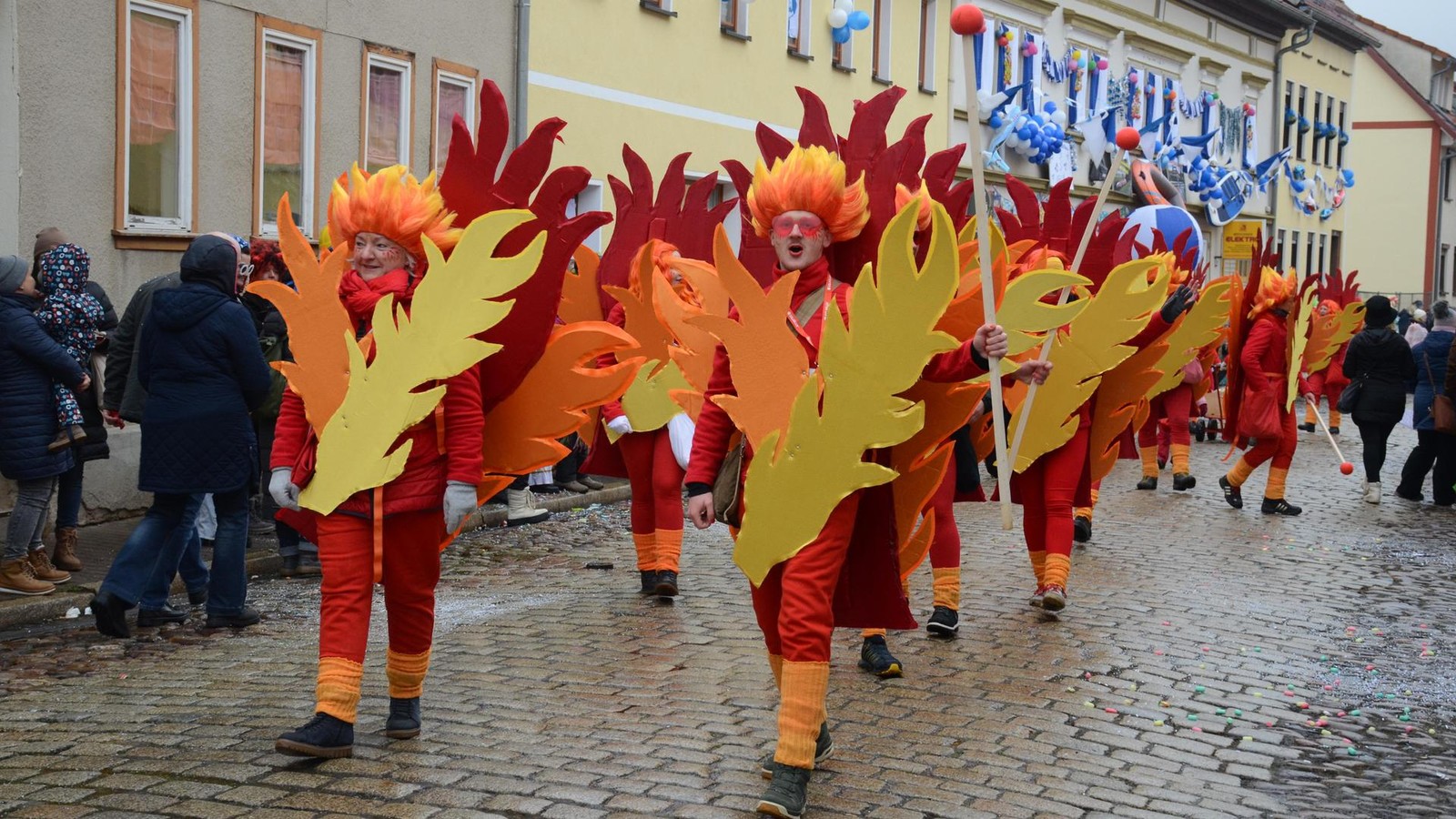 Faschingsumzug in Stadtilm begeistert mit kreativen Wagen und fröhlicher Stimmung – mit Video
