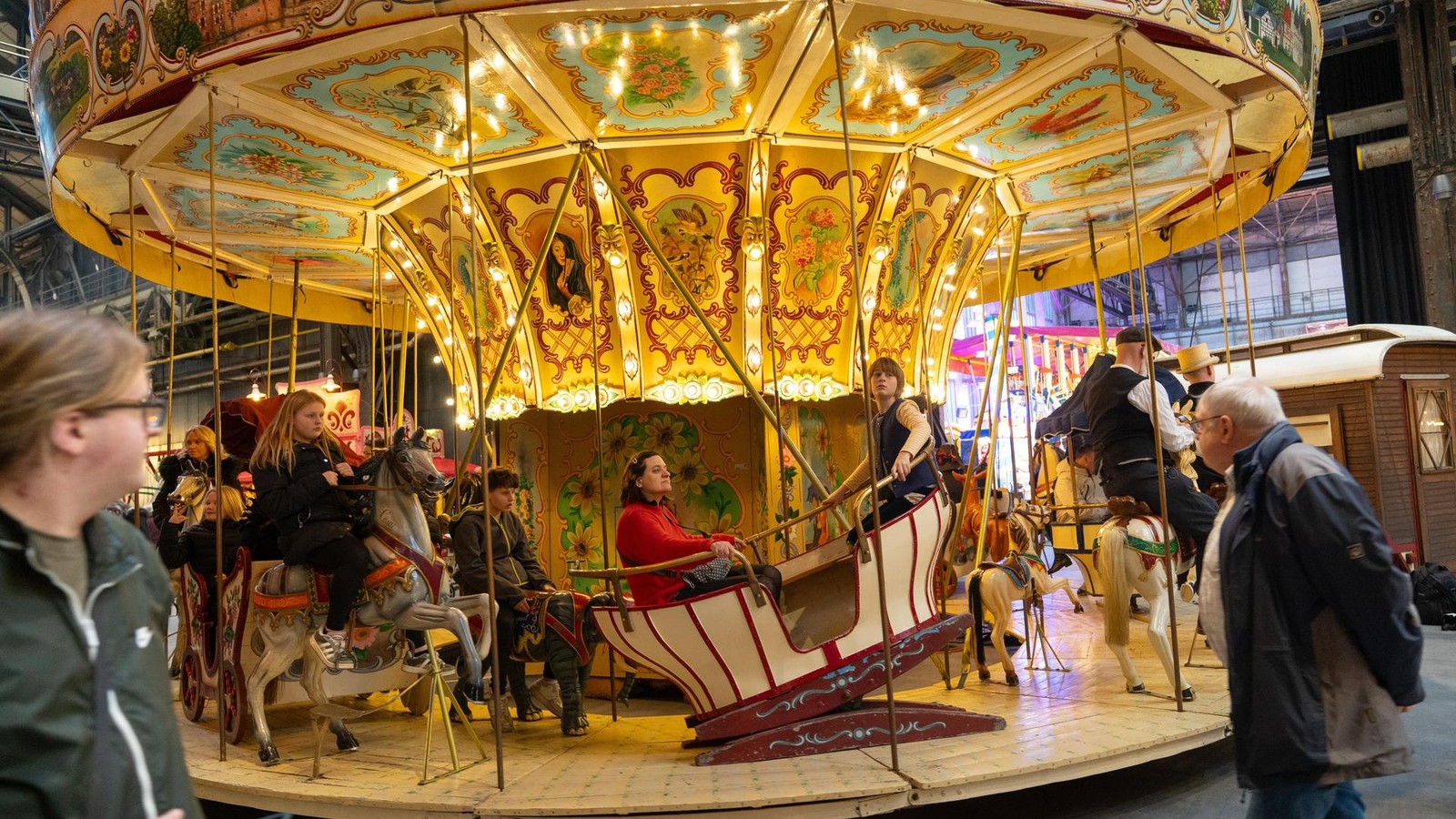 Historischer Jahrmarkt in Bochum: Raupenbahn, Pferdekarussell und Steampunk-Highlights