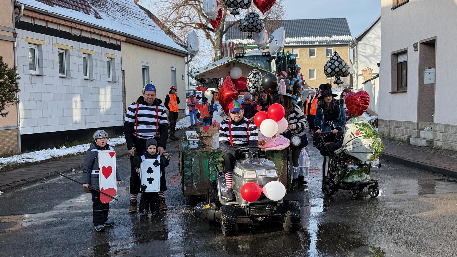 Straße frei im Kreis Sömmerda: Schnee weg, der Rosenmontagsumzug muss durch!
