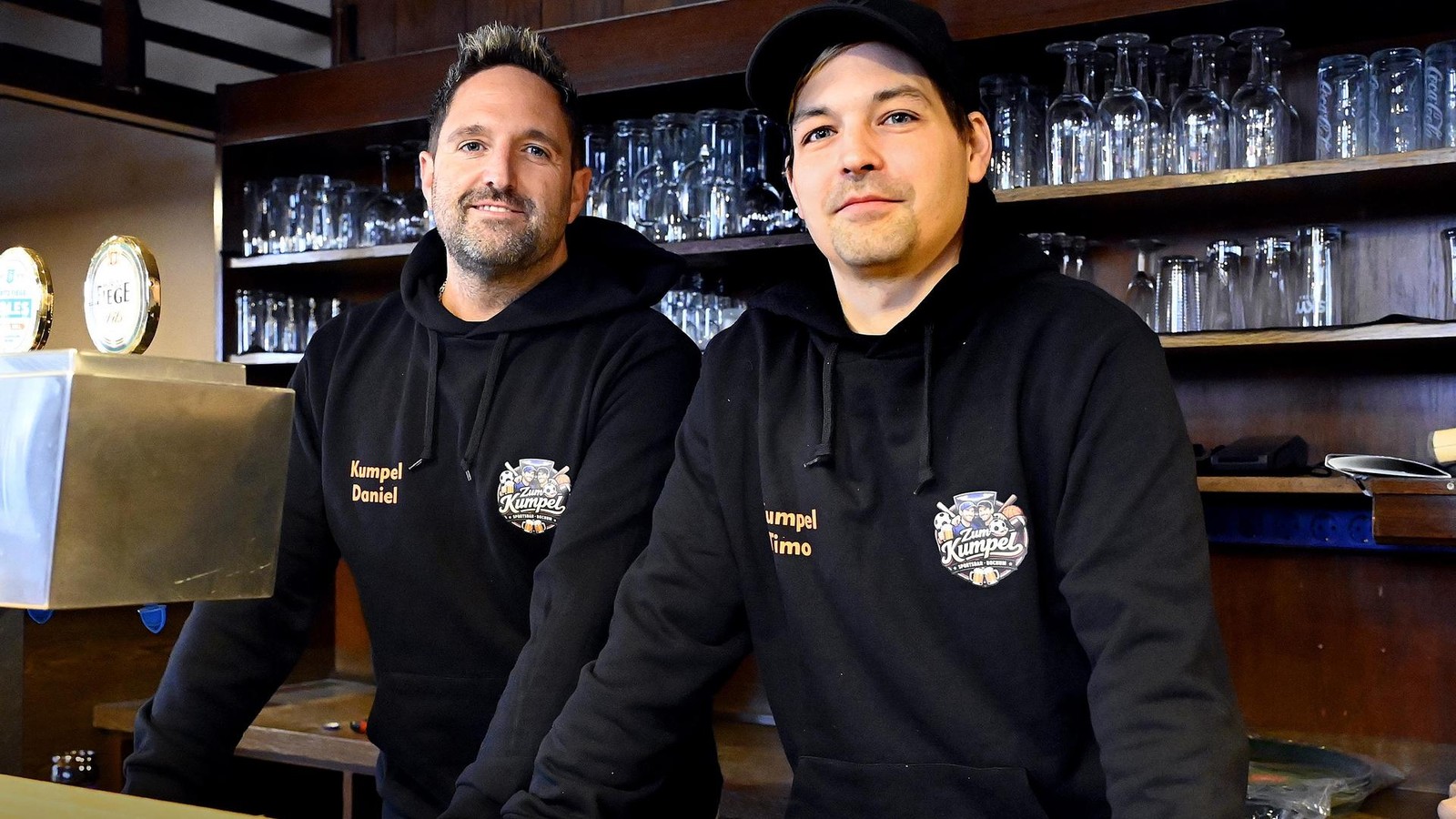 Ausgerechnet im VfL-Revier: Zwei Schalke-Fans eröffnen Sportsbar in Bochum