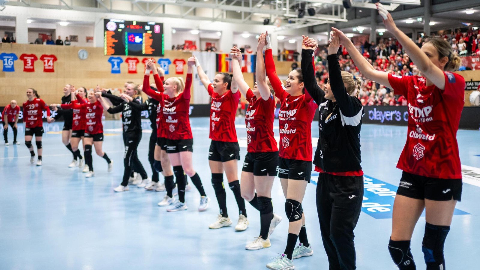 Eisbaden nach Heißlaufen: THC-Handballerinnen feiern mit einem Sprung ins Meer