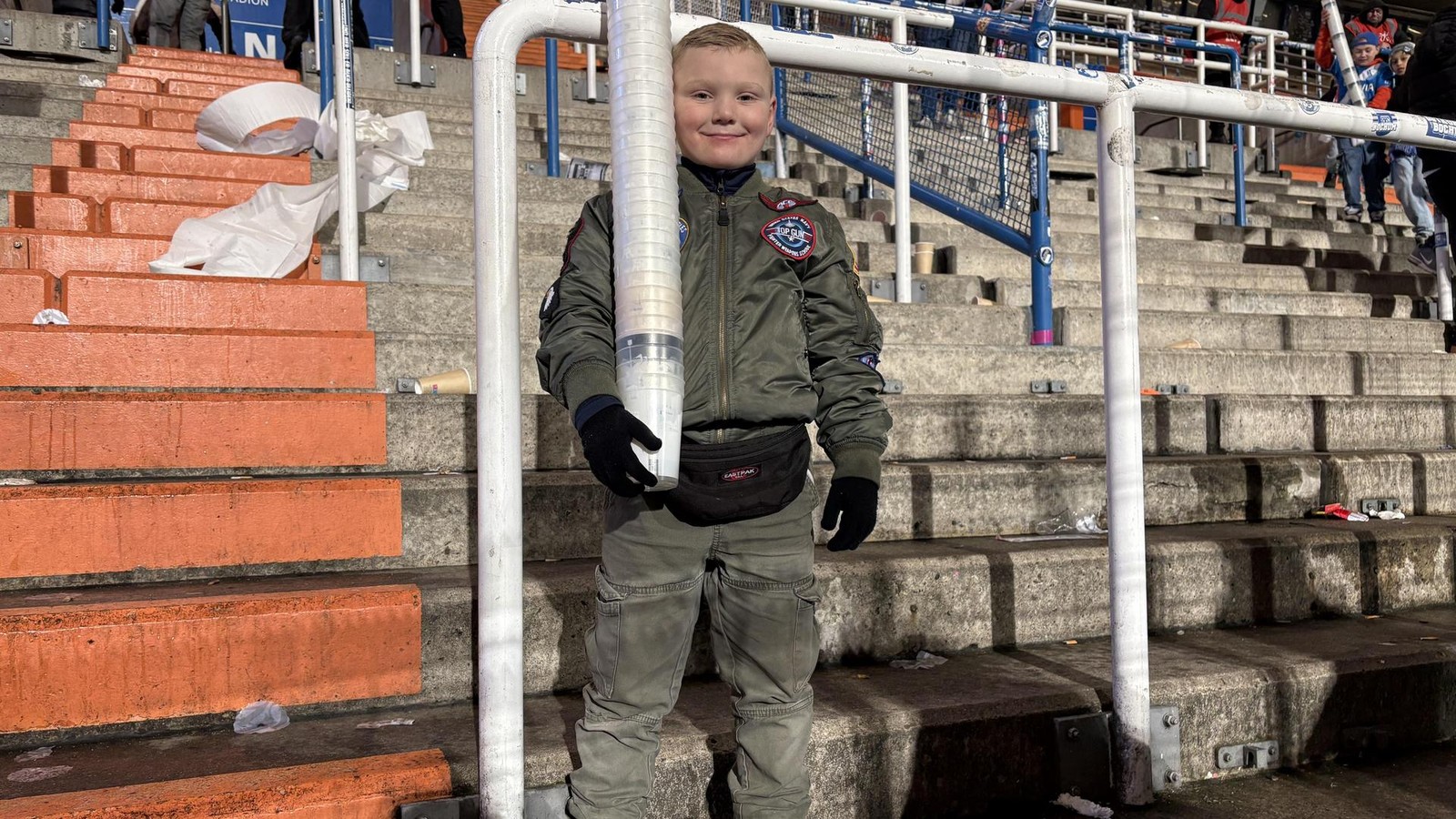 Finn (7) sammelt Pfandbecher bei Spielen des VfL Bochum: Rekord-Ausbeute 134 Euro!