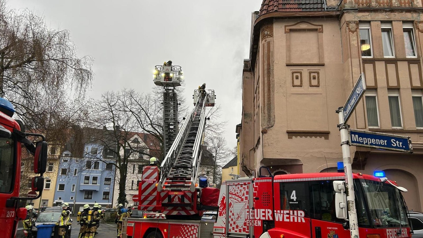 Wohnungsbrand in Essen: Dramatische Rettungsaktion über Drehleiter