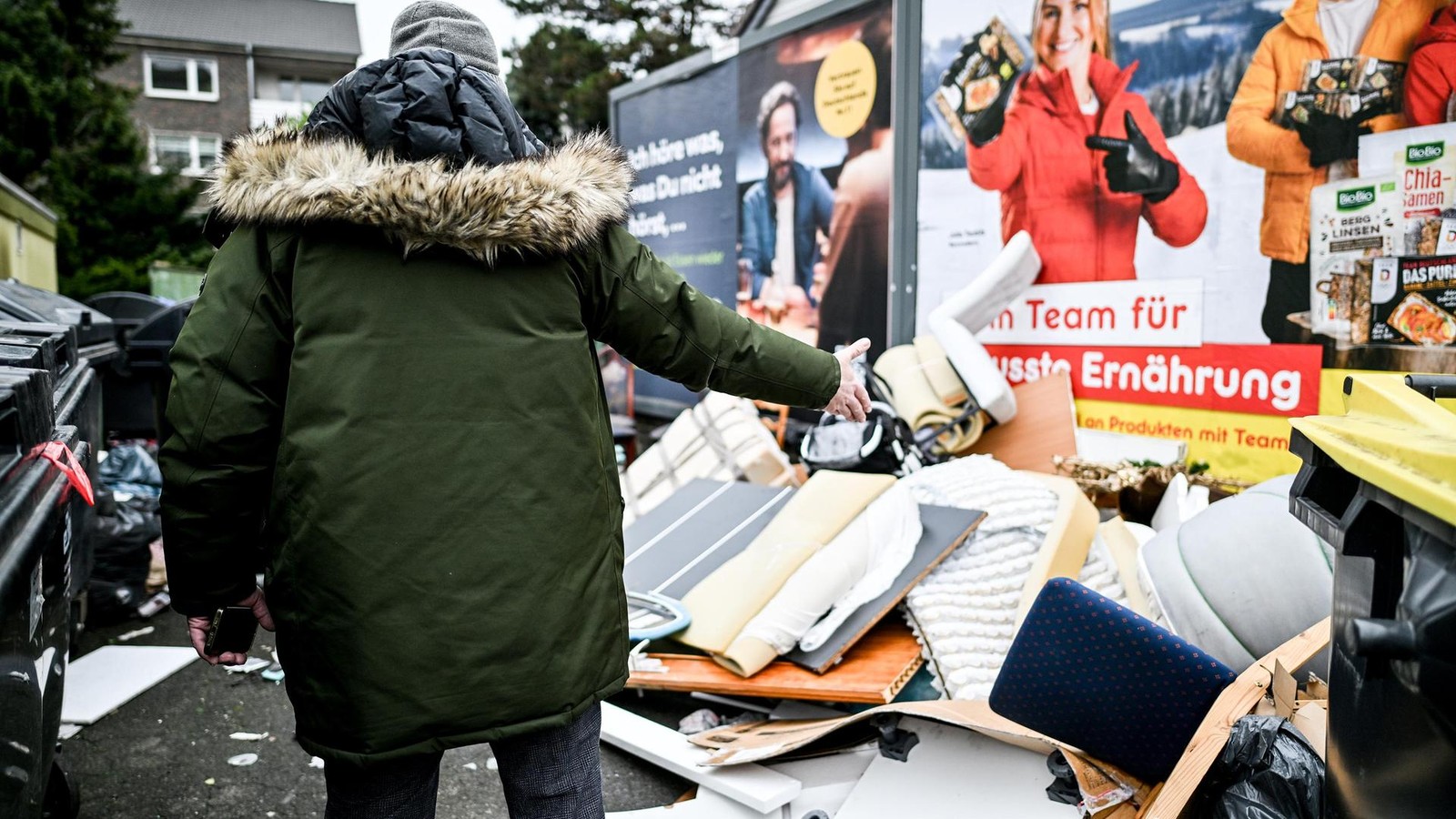 Tür eingetreten, Klingel zerstört, überall Müll: Wird dieses Haus zum Problemhaus?