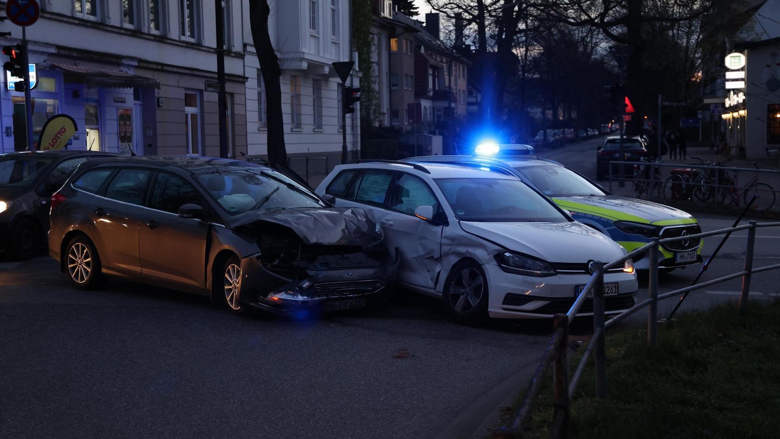Unfall Hamburg: Rotlicht missachtet? Autos krachen auf Kreuzung ineinander
