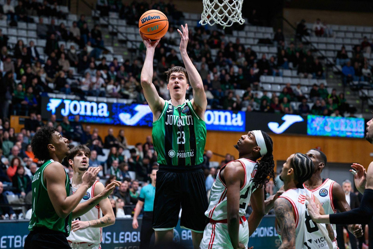 La Penya arrolla al Chalon para empezar la segunda fase de la BCL (107-75) - VAVEL España