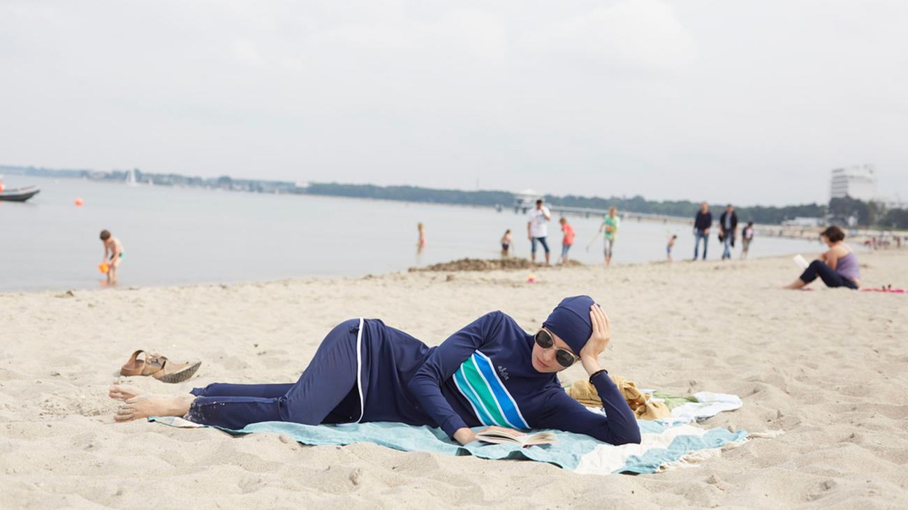 Strandkleidung: Wie ist das eigentlich, mit einem Burkini zu baden? | DIE ZEIT