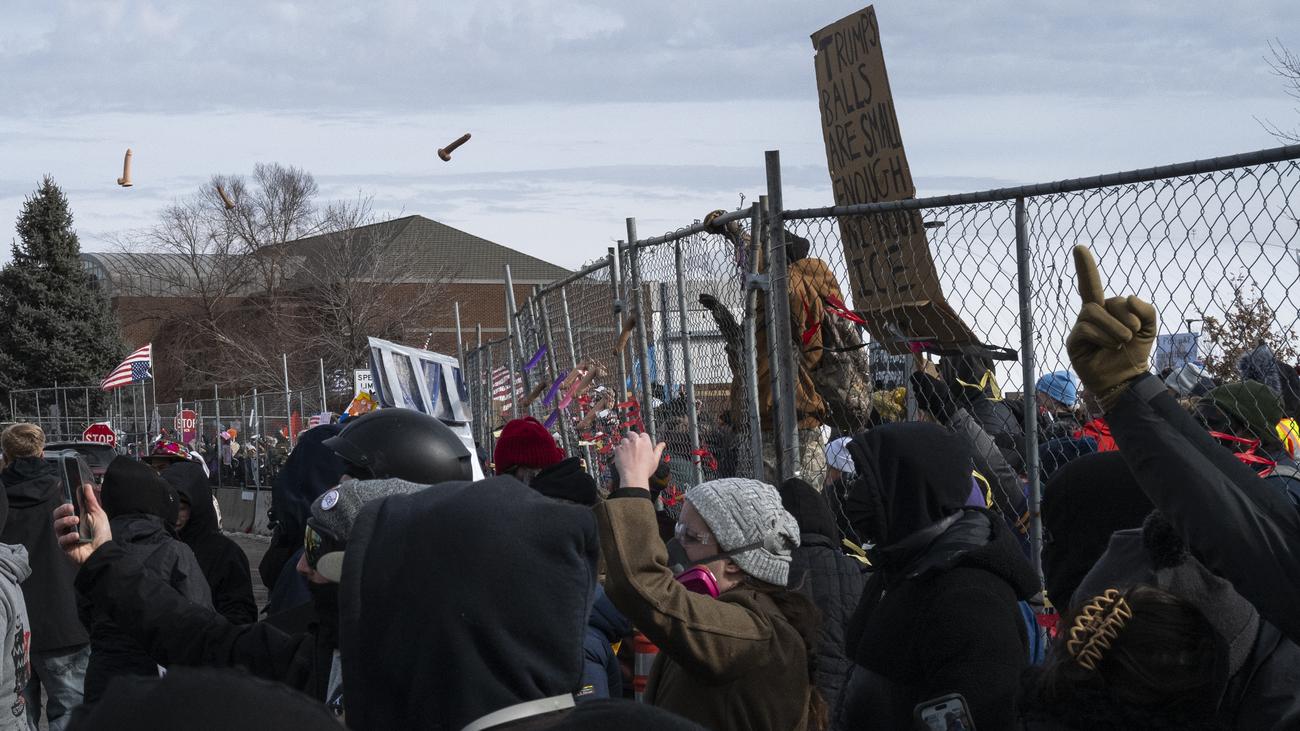 Renée Nicole Good: Zahlreiche Festnahmen nach Protesten in Minneapolis | DIE ZEIT