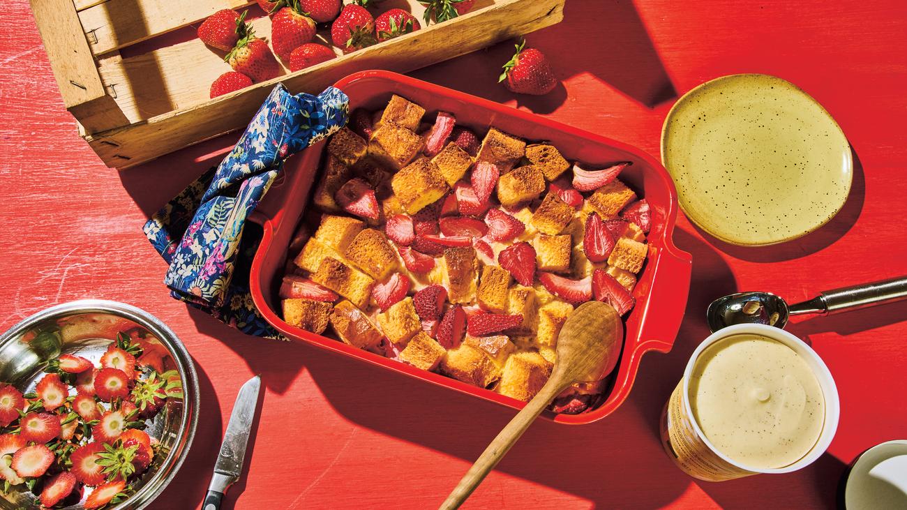 Bread-Pudding mit Erdbeeren: Alle glücklich | ZEITmagazin