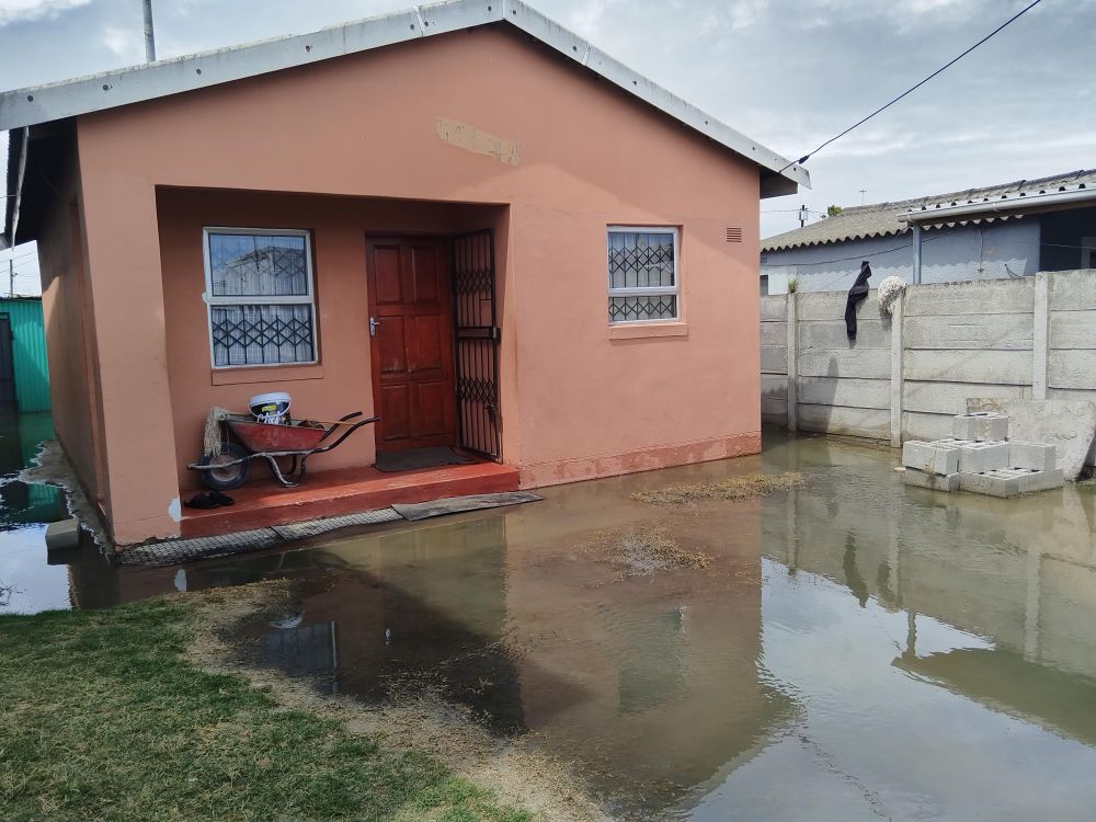 KICKING UP A STINK - Makhaza residents kwaad after living with vuilwater in homes and streets for more than a month