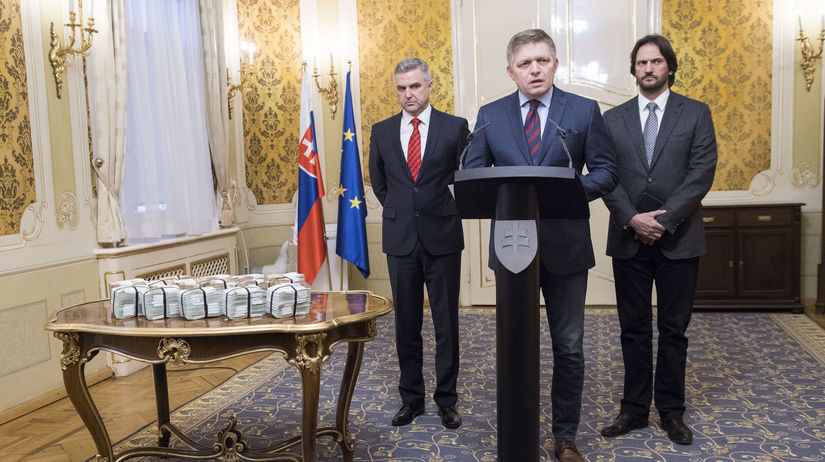 Fico na tlačovku priniesol milión eur v hotovosti, zastal sa Jasaňa - Domáce - Správy - Pravda