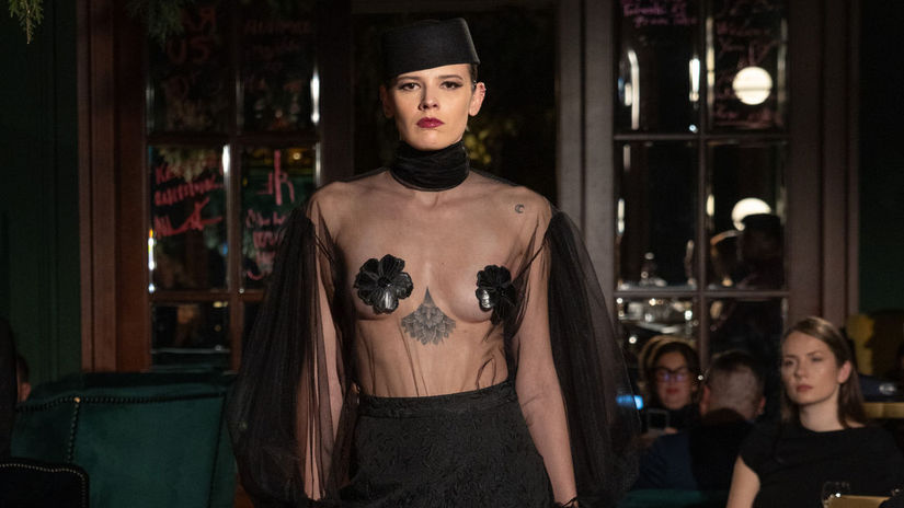 Erotika, divoký leopard a slovenská smotánka: Mikloško ovládol známy bar priehľadnými modelmi, Lakatošová s Drobnou zvádzali aj mimo móla - Na červenom koberci - Koktail - Pravda