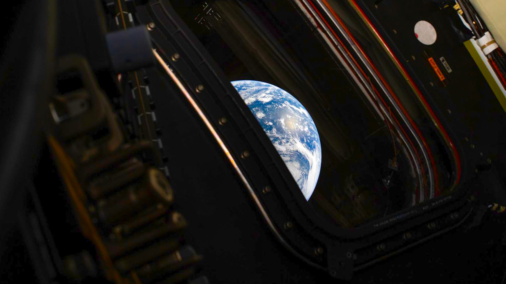 Полярні сяйва з космосу: Artemis II зняла Землю на шляху до Місяця