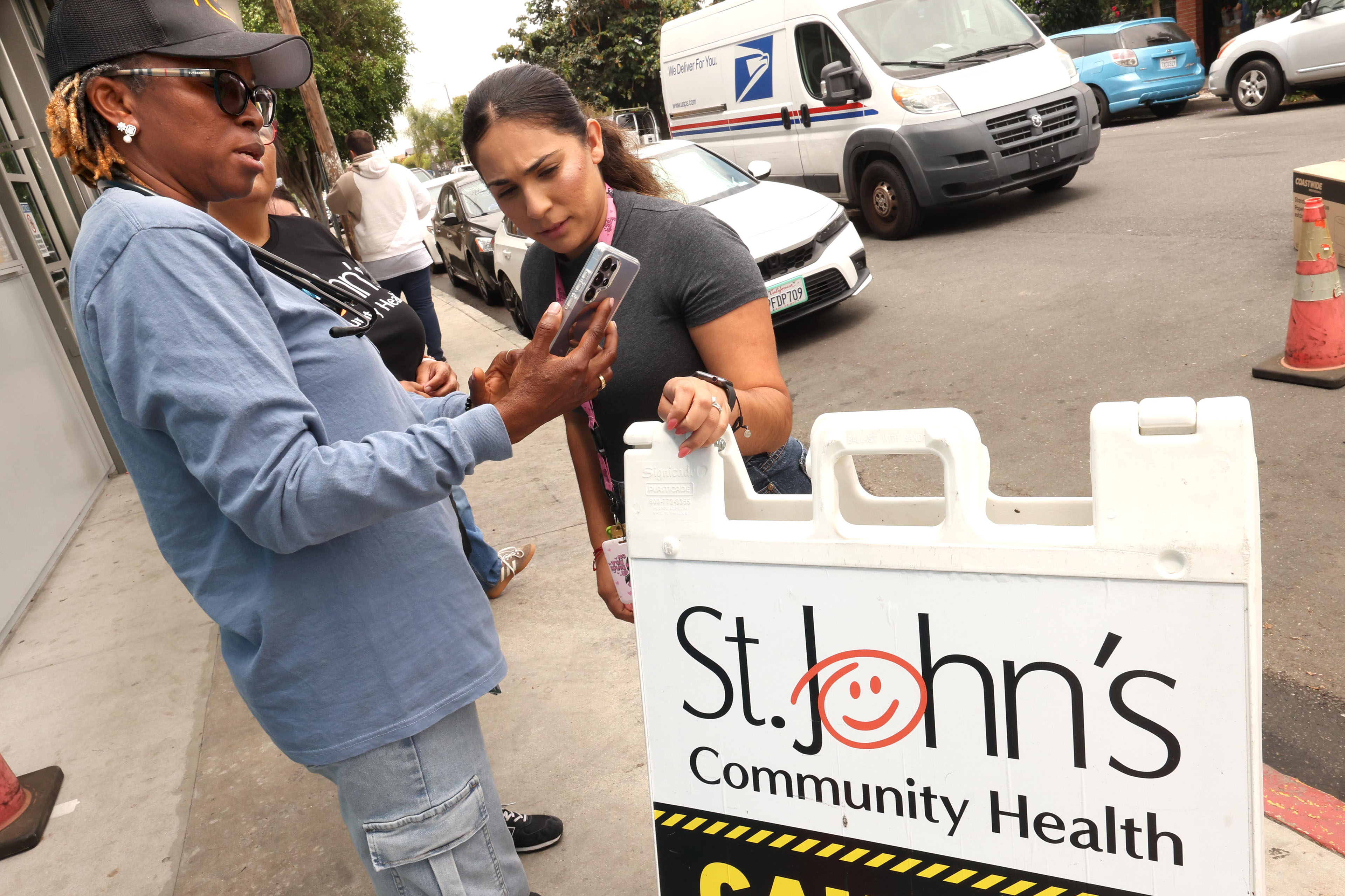 Inmigrantes en California dudan en pedir cobertura médica por miedo a ser deportados - KFF Health News