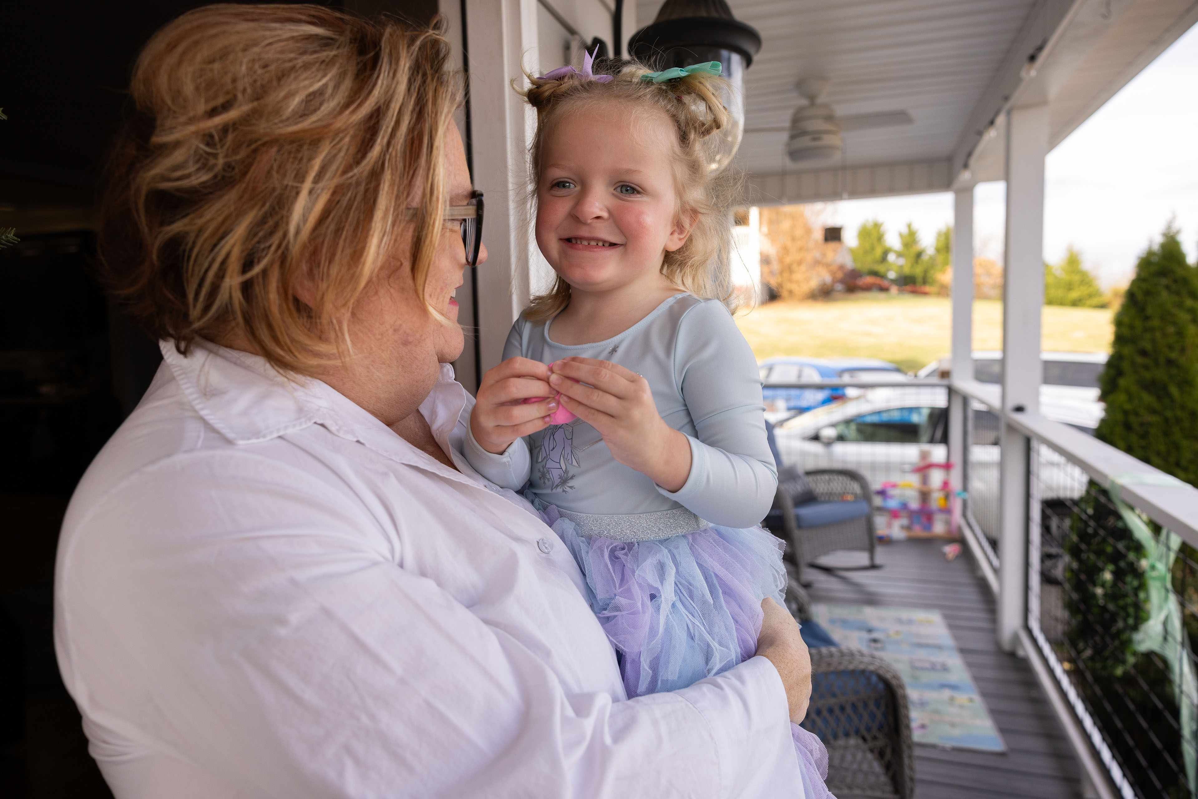Estados limitan la cobertura de una terapia de referencia para el autismo. Y las familias reaccionan - KFF Health News