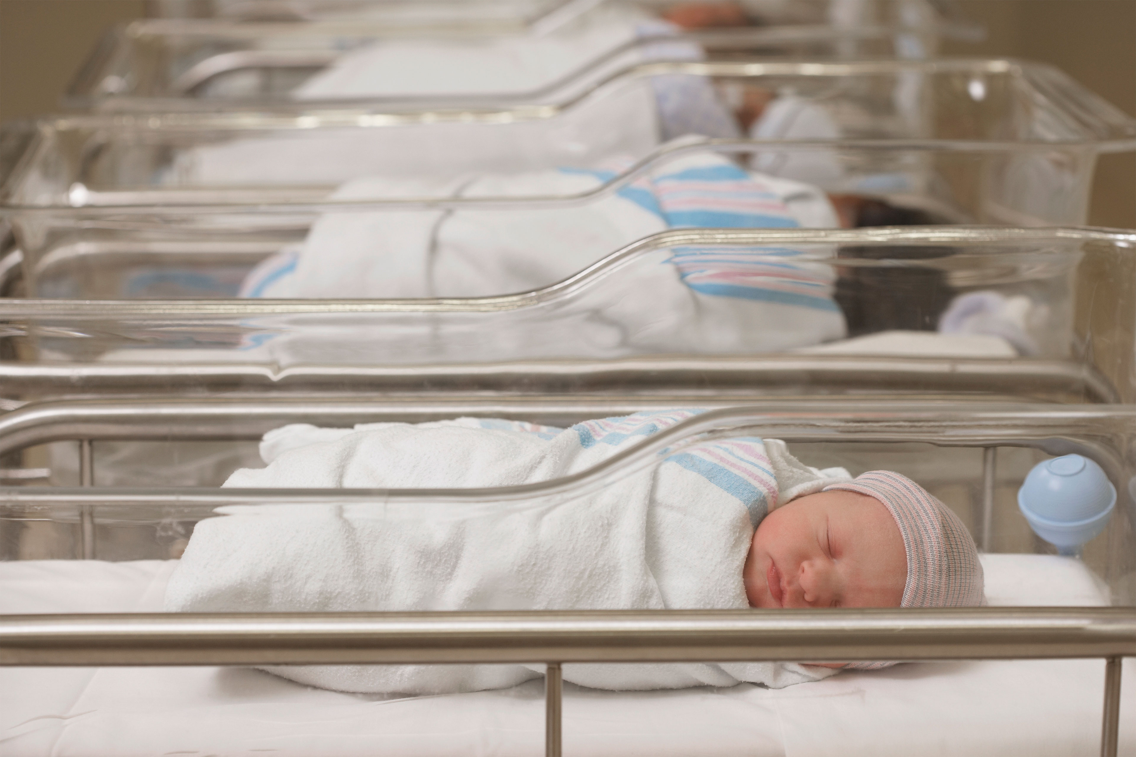 Trump quiere que los estadounidenses tengan más hijos, pero críticos afirman que sus políticas no ayudan a criarlos - KFF Health News