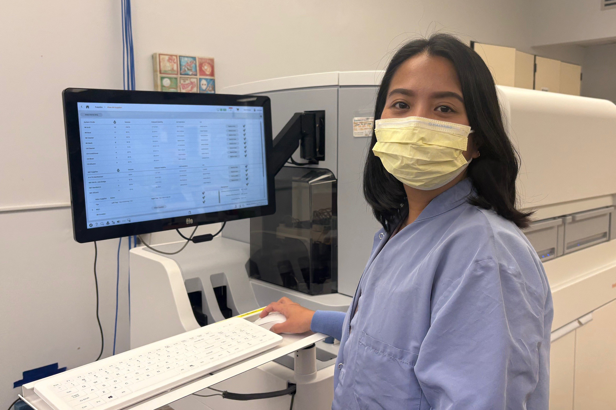 Nueva tarifa de $100.000 por visa impuesta por Trump afecta a trabajadores de salud rurales - KFF Health News