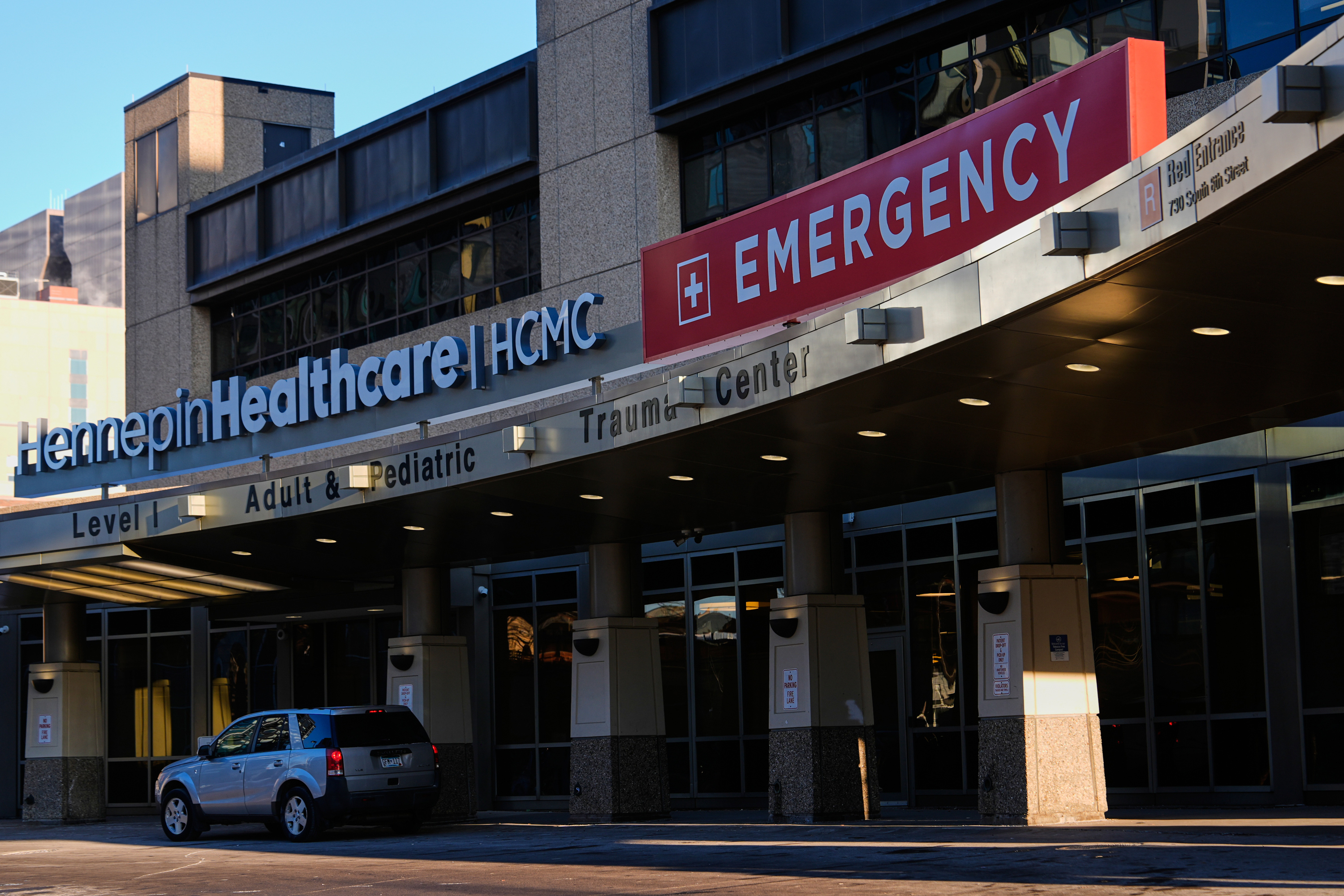 Con ICE usando datos de Medicaid, hospitales y estados están en medio de una encrucijada: informar o no a sus pacientes inmigrantes - KFF Health News