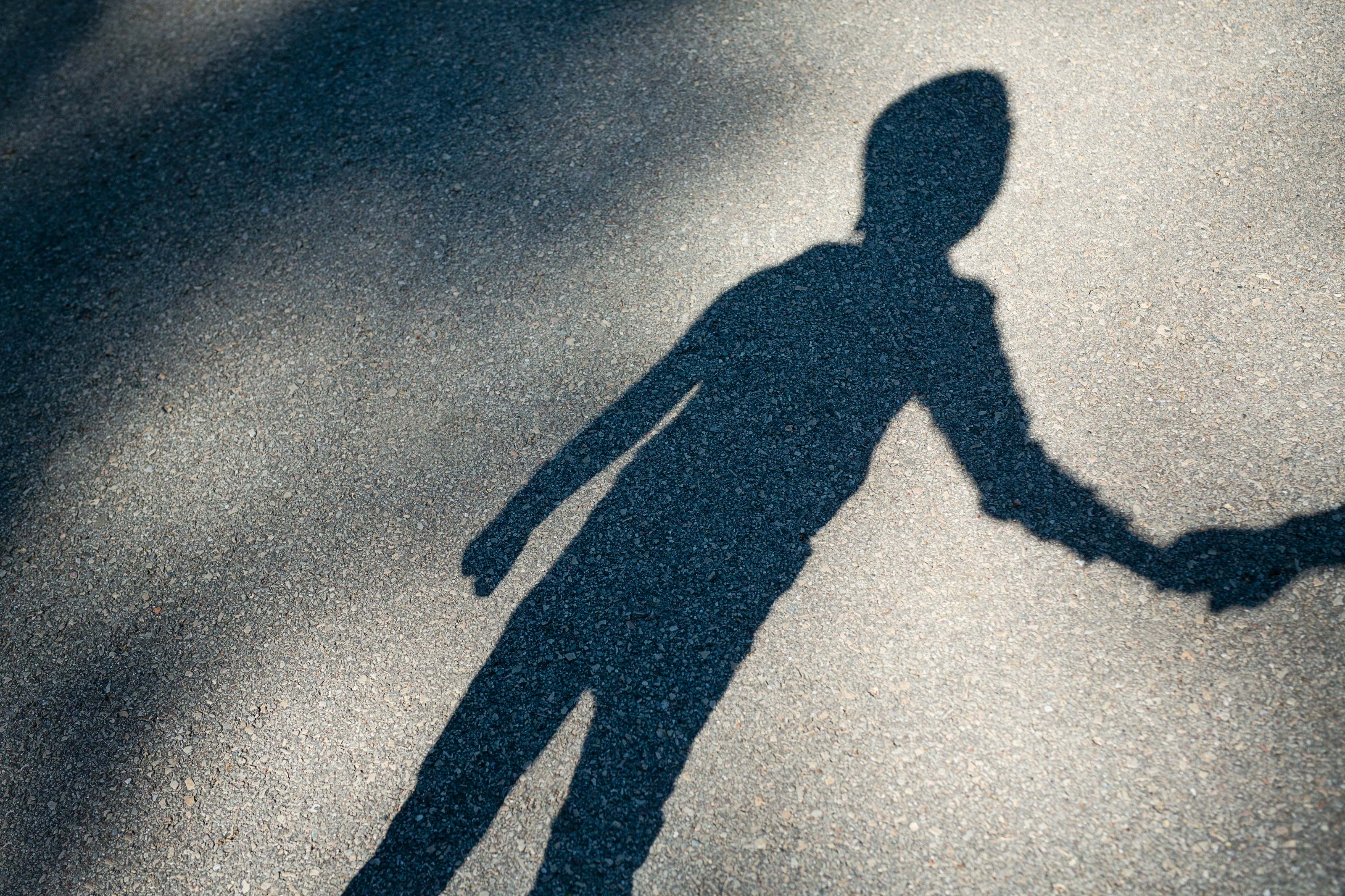 “Me engañaron”: agentes encadenan a un padre que había ido al ICE a reunirse con sus hijos - KFF Health News