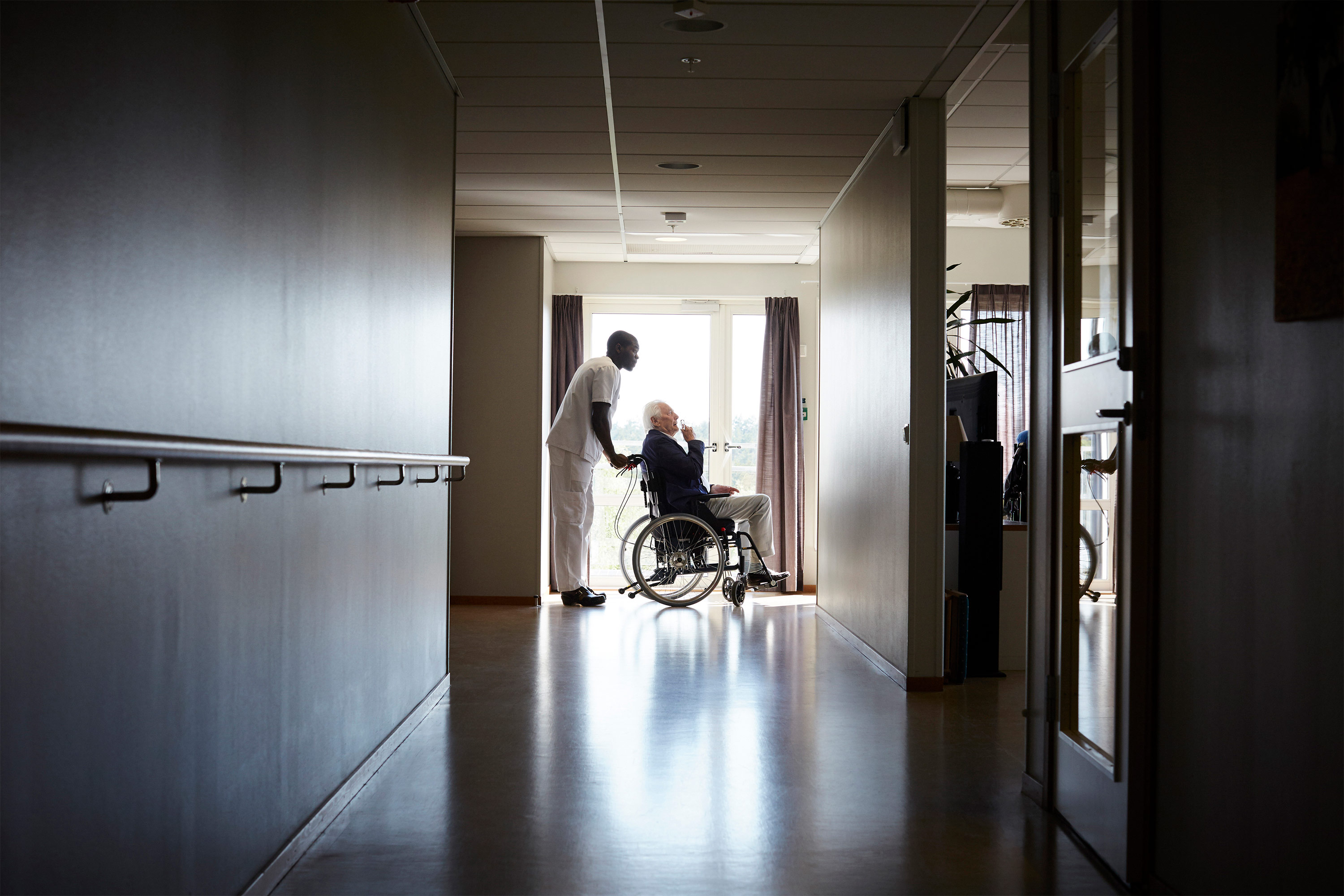 Residencias de adultos mayores quedan a oscuras en la lucha contra los incendios forestales - KFF Health News