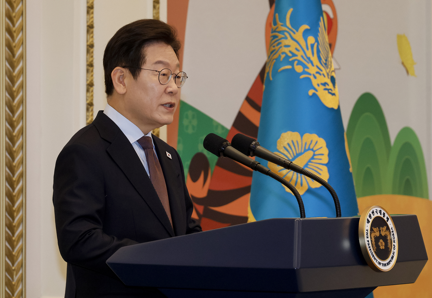 President Lee tells foreign envoys Korea will practice 'pragmatic' diplomacy abroad, embrace diversity at home