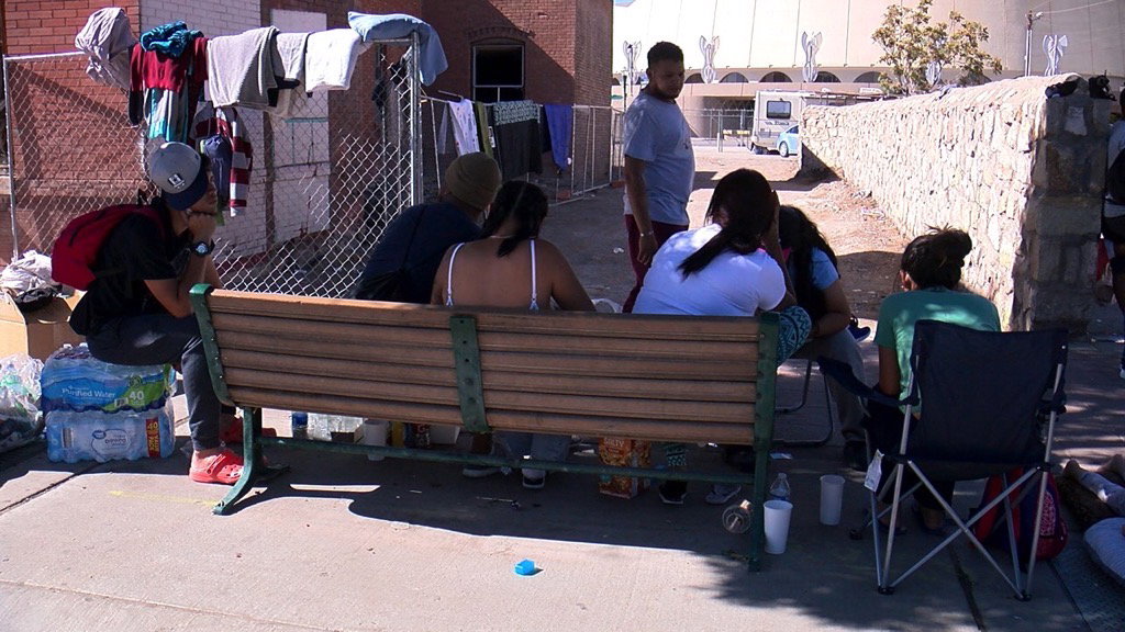 Migrants released on the streets of Downtown El Paso struggle to find bathrooms and showers - KVIA