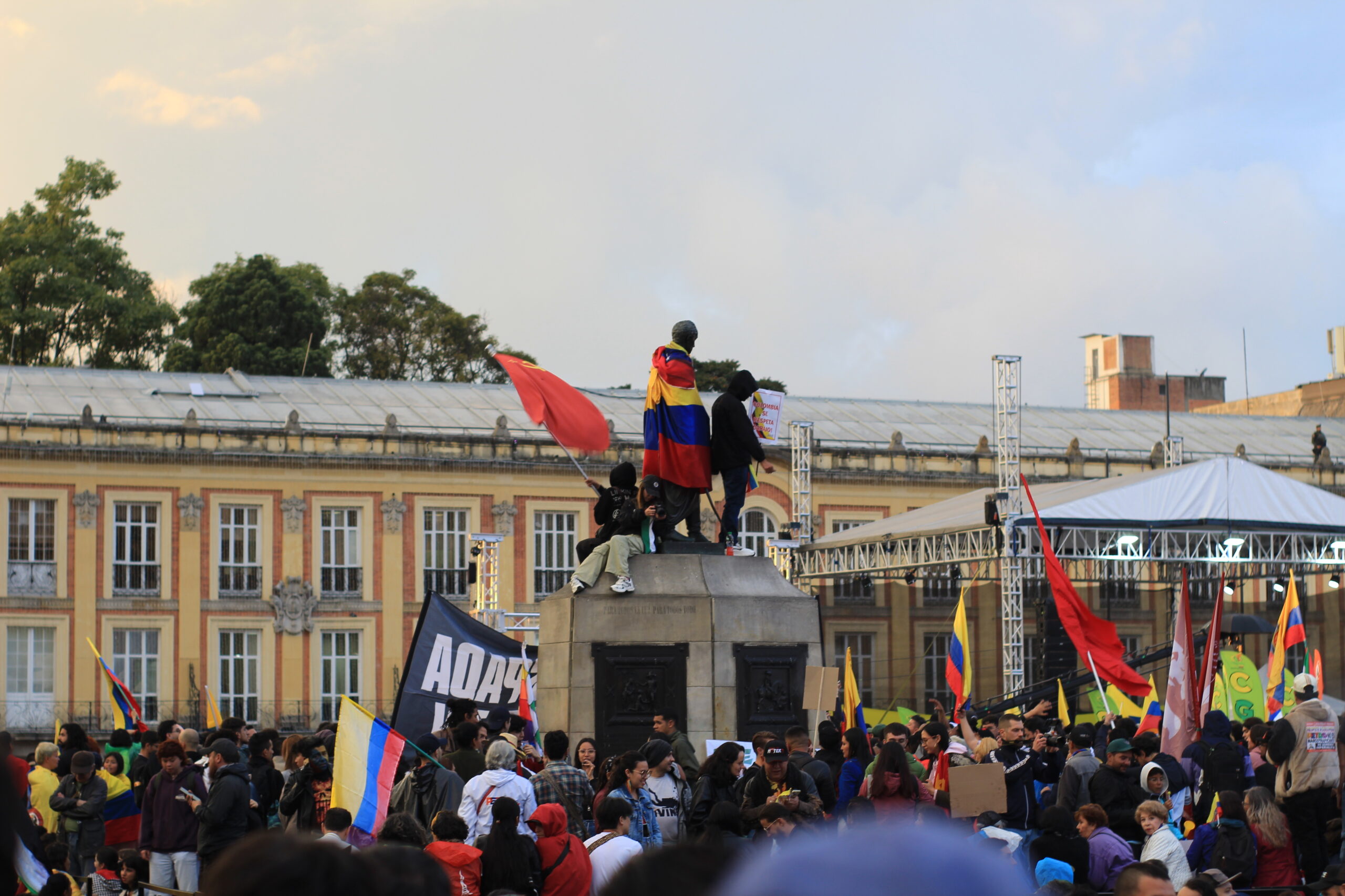 Thousands rally in Colombia’s Plaza de Bolívar following President Petro’s call with Trump - Latin America Reports