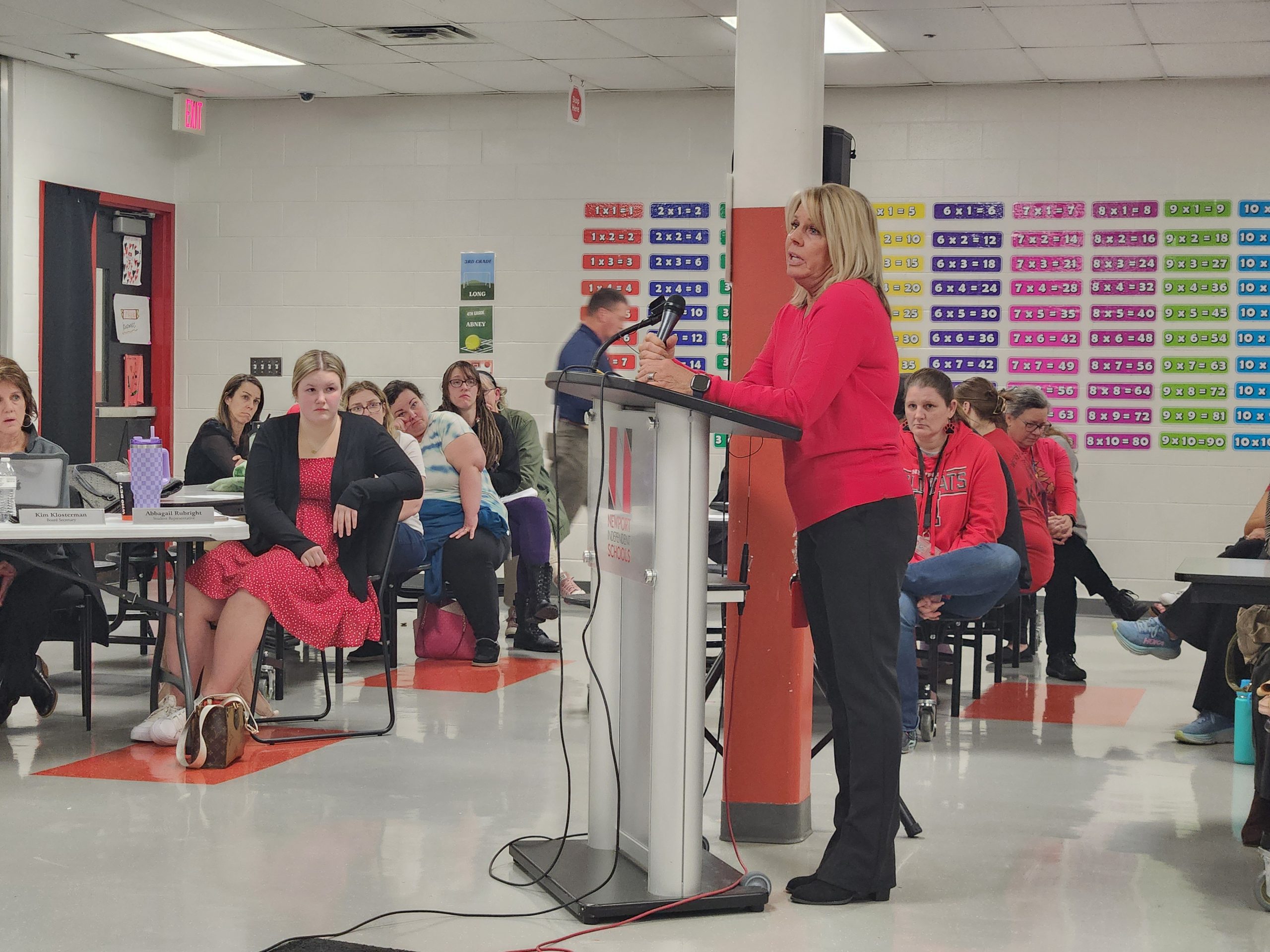 Newport teachers call for vote of no confidence in superintendent