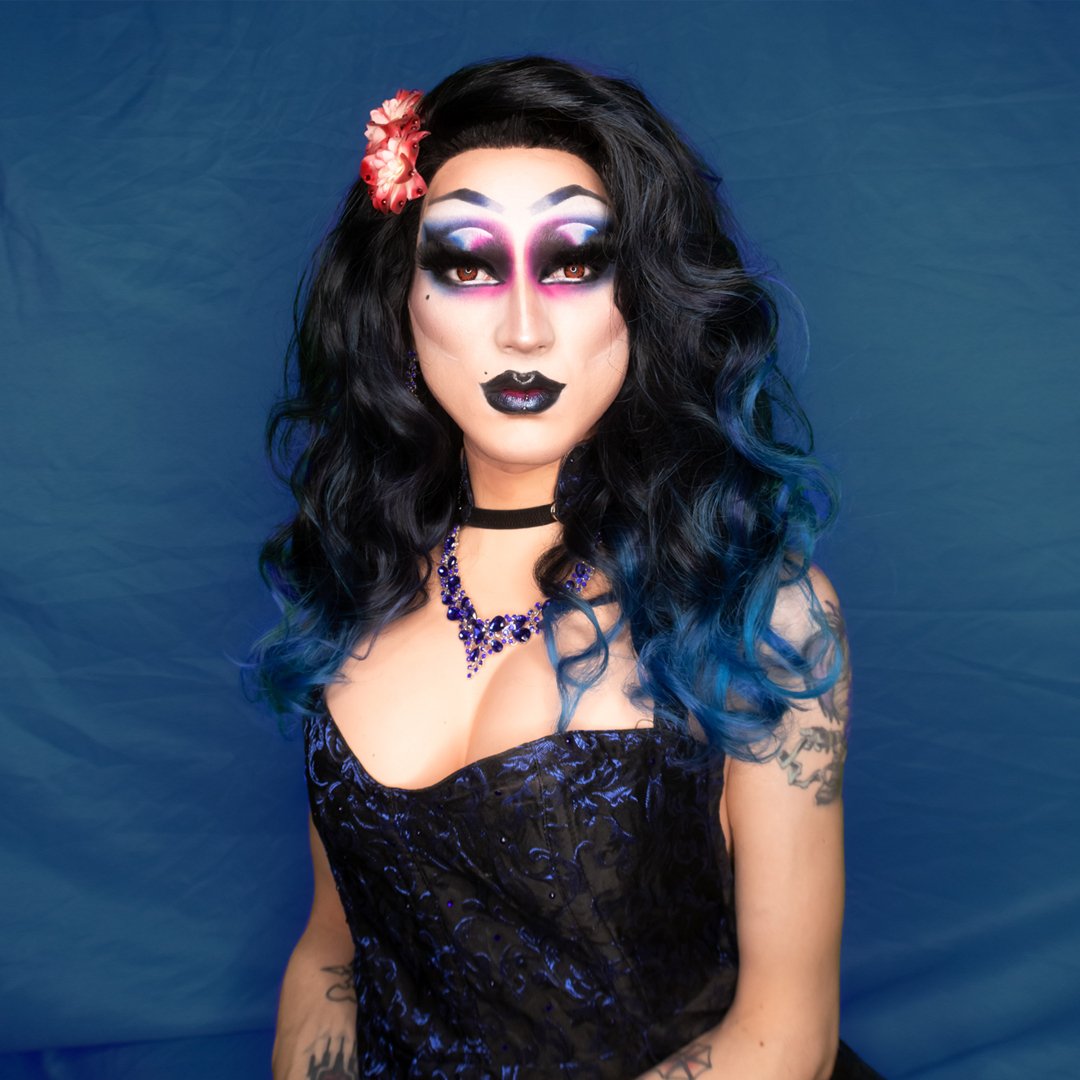 „Meine Infektion zu verstecken bringt weder mir noch anderen etwas”: Drag Queen Lucyfer über das Leben mit HIV • AMORELIE Magazin