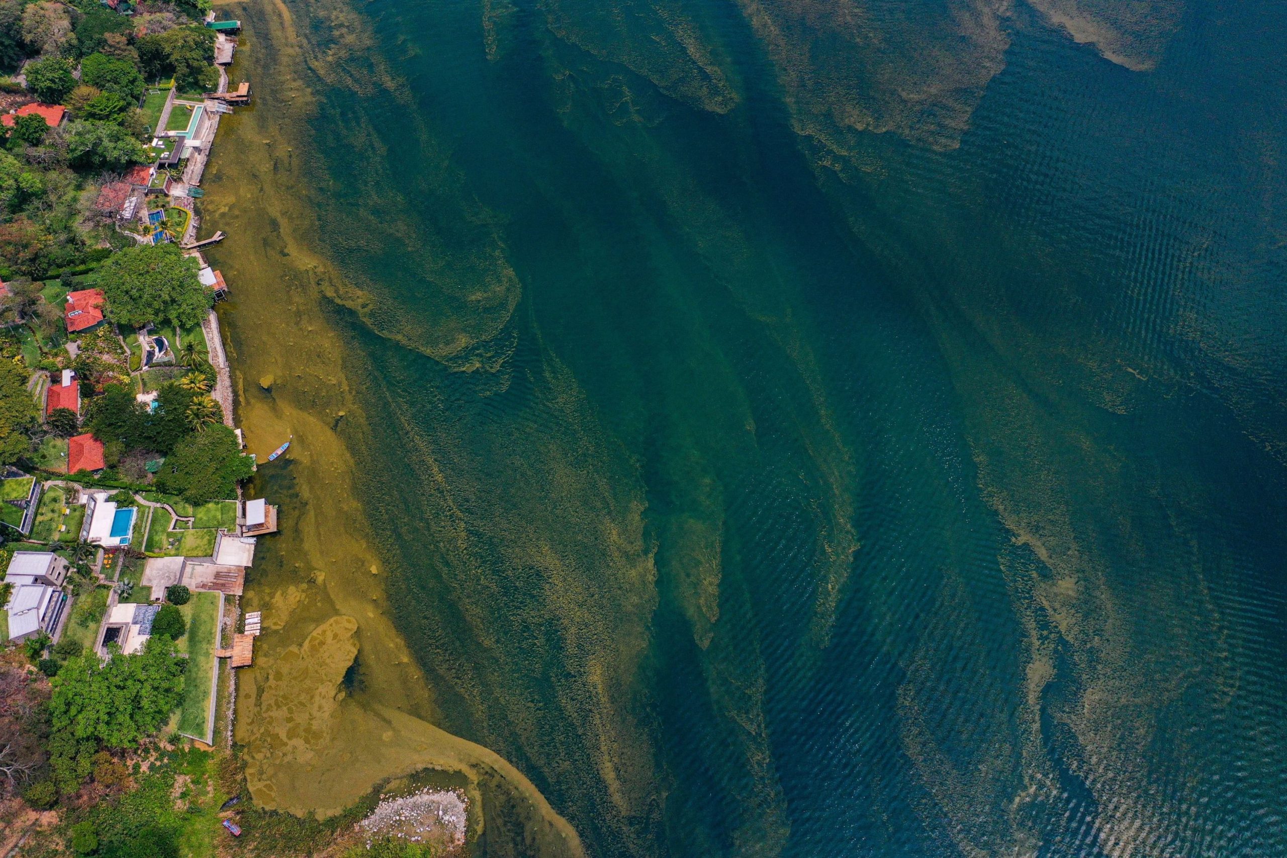 Cambio climático afecta al lago de Coatepeque - MalaYerba
