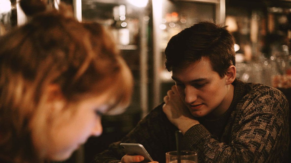Tech-neck, la sindrome da smartphone che fa male a collo e schiena | Vanity Fair Italia